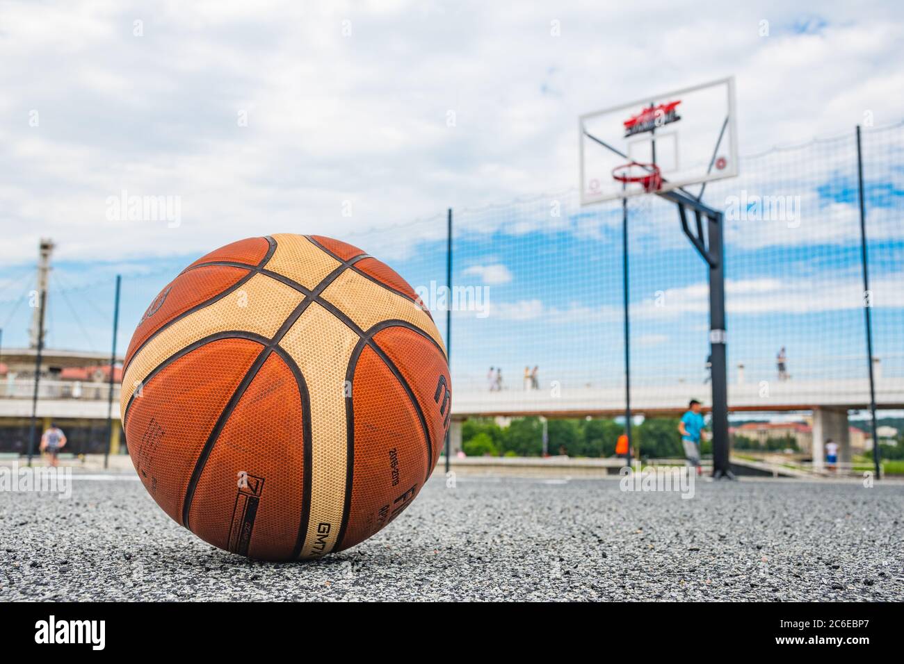 Palla da basket su asfalto campo vicino, basket di strada in città Foto Stock