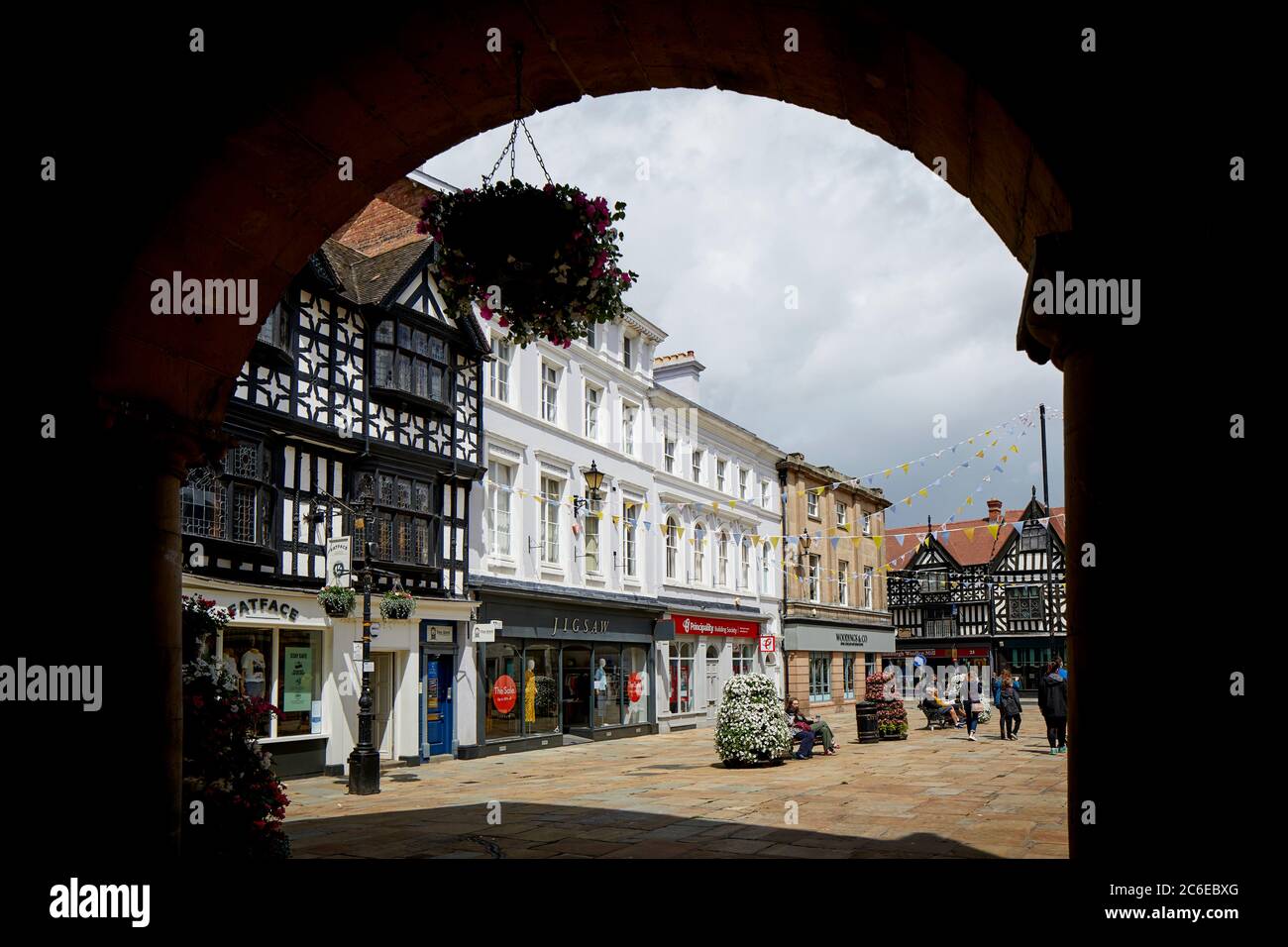 Shrewsbury centro città in Shropshire, la piazza paderstian zona commerciale dal vecchio edificio del mercato Foto Stock