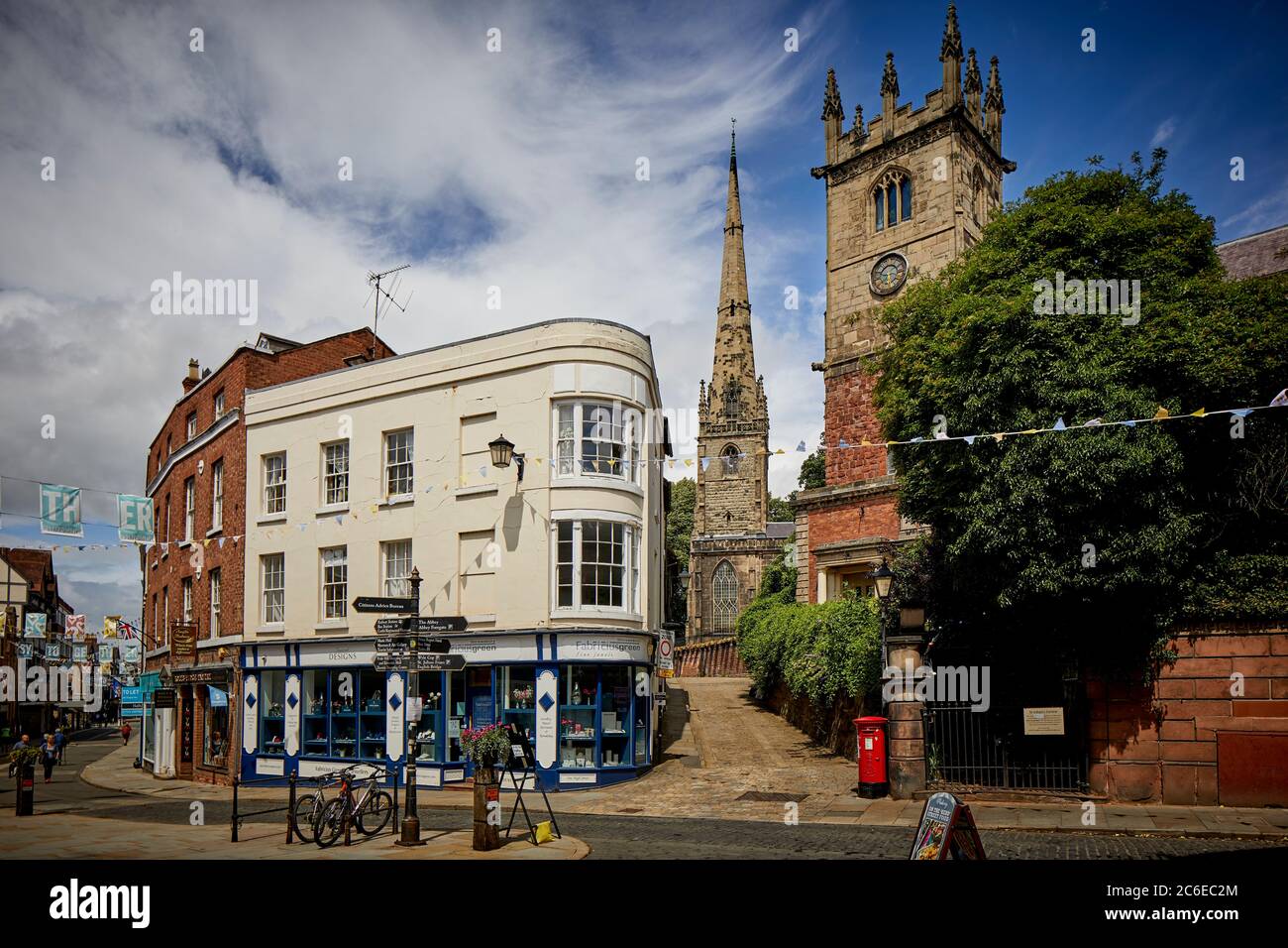 Centro di Shrewsbury, nella Shropshire, Fabricius Green Jewellers su High Street, e Grade II, elencata Chiesa di St Alkmund, più vicina al St Julian's Center su F. Foto Stock