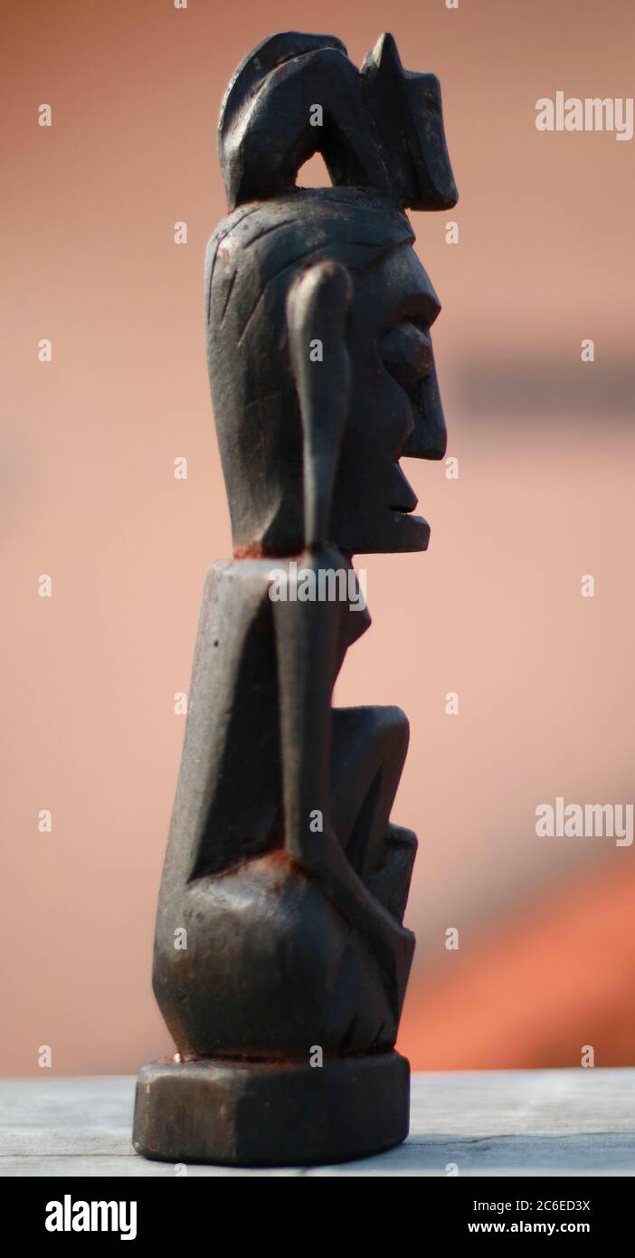 Depok, Indonesia - 6 novembre 2018: Scultura d'epoca di Asmat scolpita da Asmat Tribe, Papua, Indonesia. Editoriale illustrativo. Foto Stock