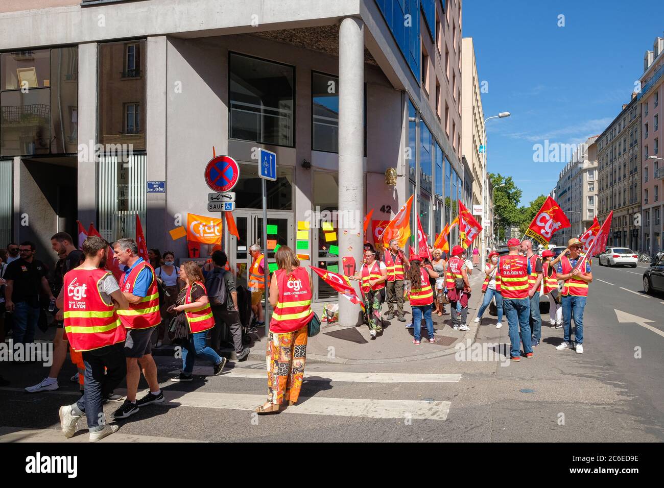 Il 09/07/2020, Lione, Auvergne-Rhône-Alpes, Francia. I dipendenti di TUI France a Lione sono i più colpiti dal piano di licenziamento, con non meno di 100 rossi Foto Stock