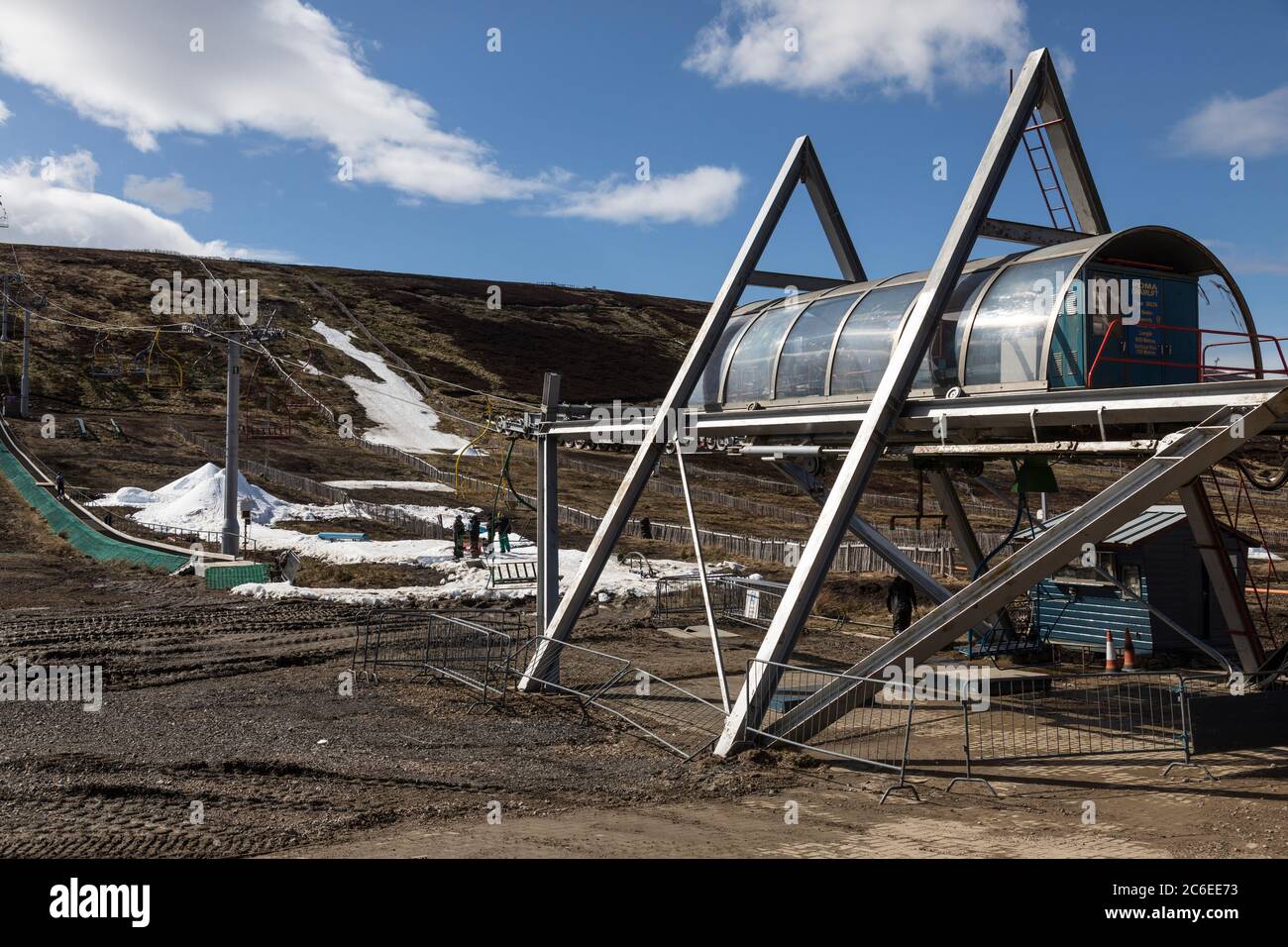 Seggiovia vuota e piste da sci in primavera presso la stazione sciistica di Lecht a Cairngorms, Scozia. Foto Stock