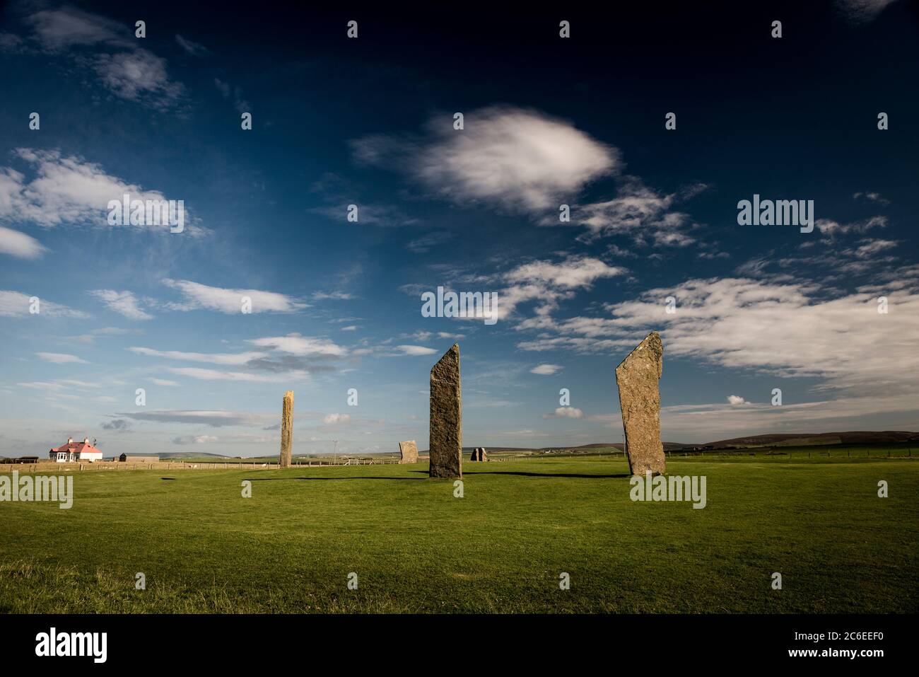 Il comitato permanente delle pietre del Neolitico Stenness cerchio in corrispondenza di Stenness, isole Orcadi Scozia, Regno Unito Foto Stock