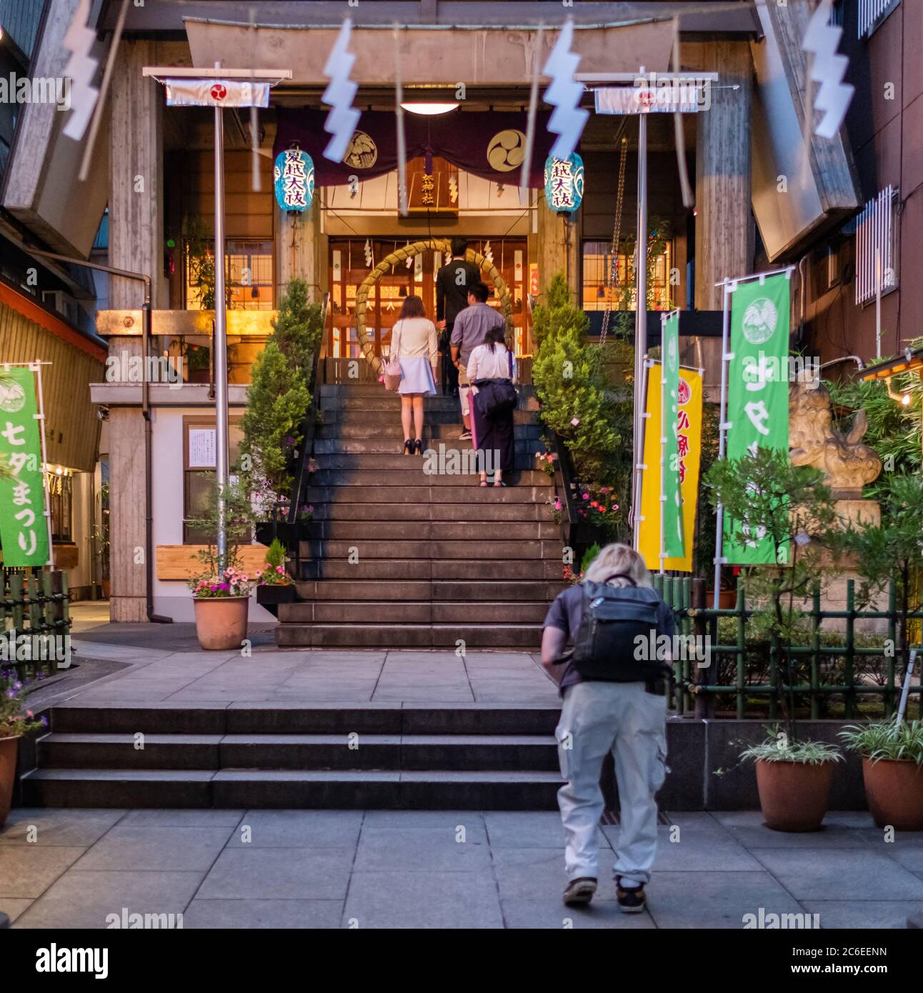 Adoratore al Santuario di Karasumori, Shimbashi, Tokyo, Giappone di notte. Foto Stock