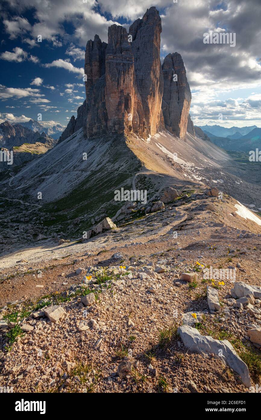Tre cime di Lavaredo. Immagine delle Dolomiti italiane con le famose tre cime di Lavaredo (tre Cime di Lavaredo) Alto Adige, Italia, Europa in estate Foto Stock