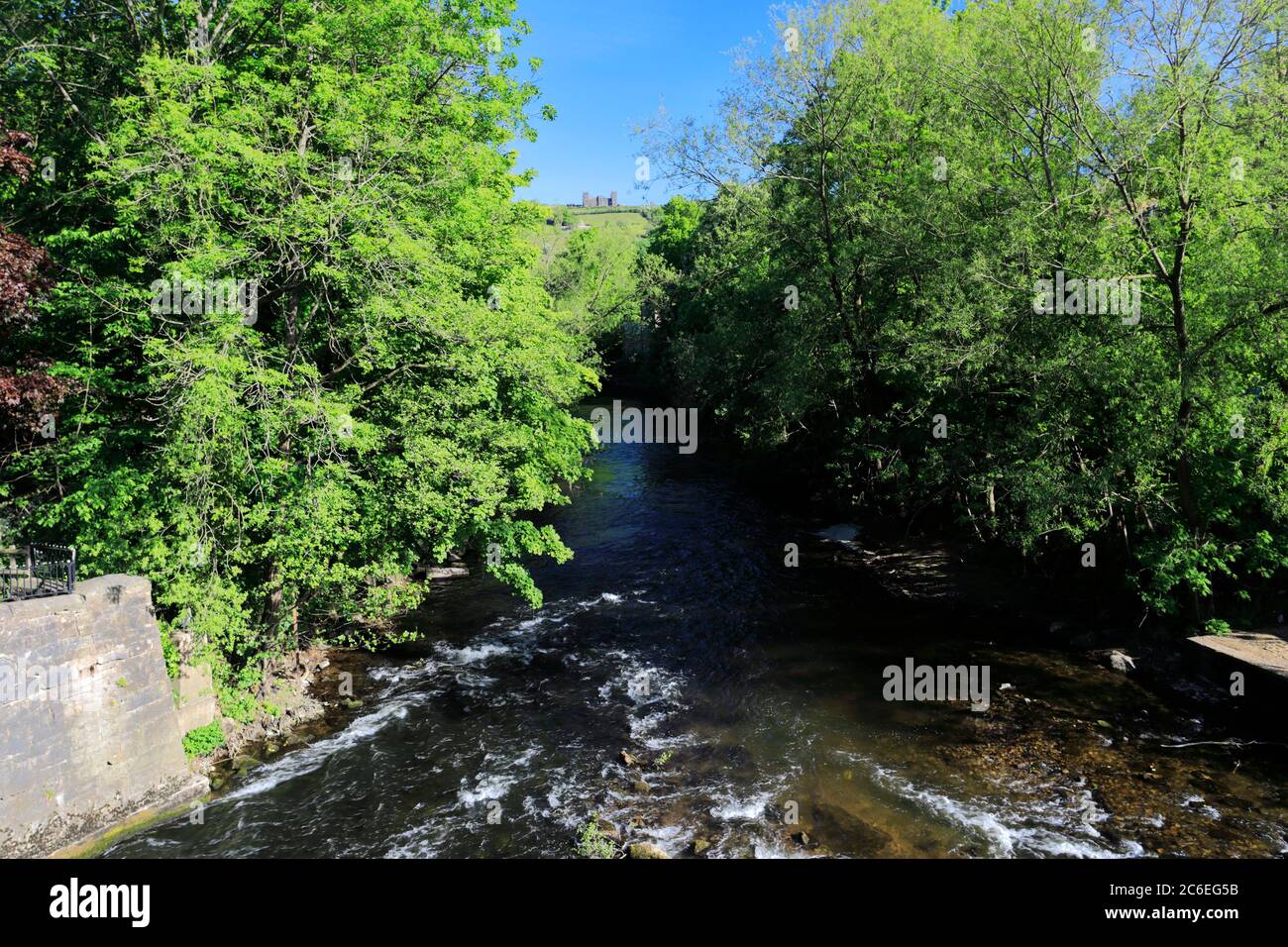 Vista primaverile del fiume Derwent e del castello di Riber nella città mercato di Matlock, Peak District National Park, Derbyshire Dales, Inghilterra, Regno Unito Foto Stock