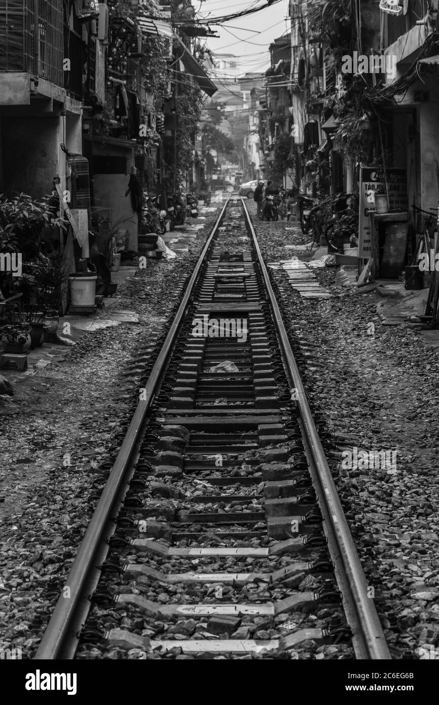 HANOI, VIETNAM, 4 GENNAIO 2020: La strada ferroviaria di Hanoi Foto Stock