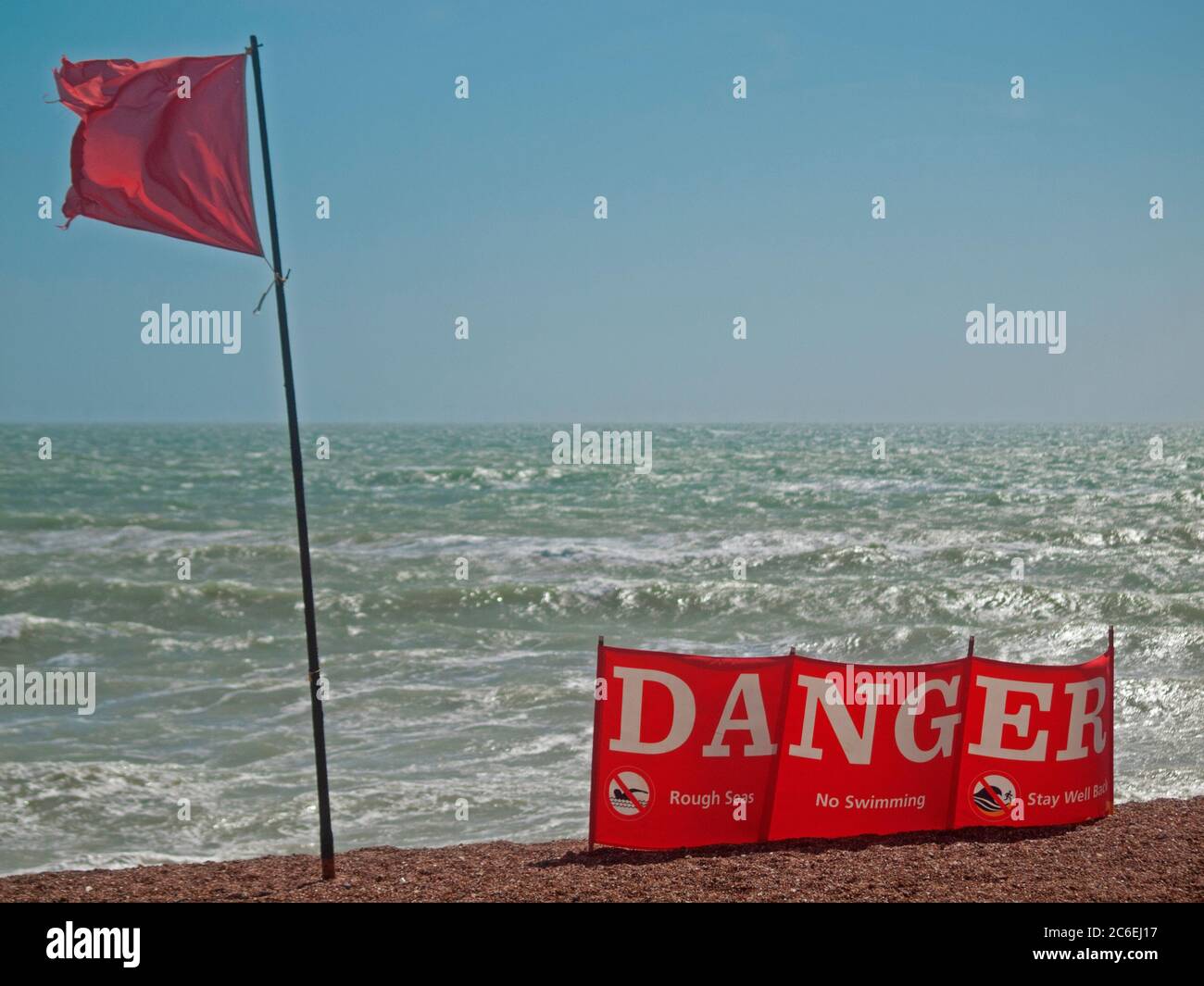 Una bandiera rossa vola per avvertire le persone di andare in mare a Brighton Foto Stock