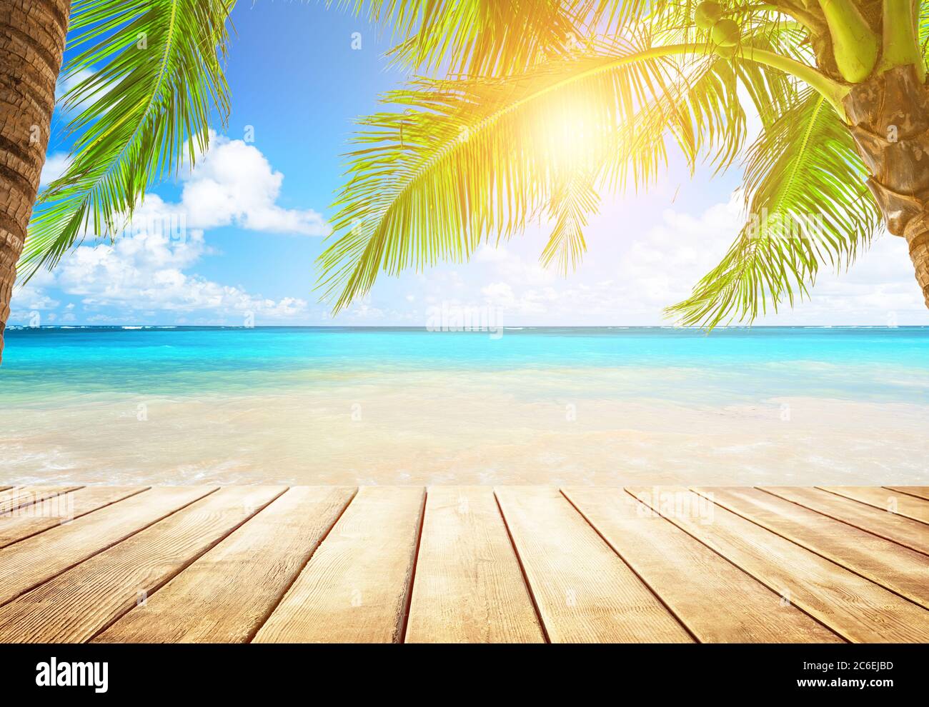 Palme da cocco contro il cielo blu e la bellissima spiaggia di Punta Cana, Repubblica Dominicana. Sfondo vacanze. Vista di un bel tropico Foto Stock