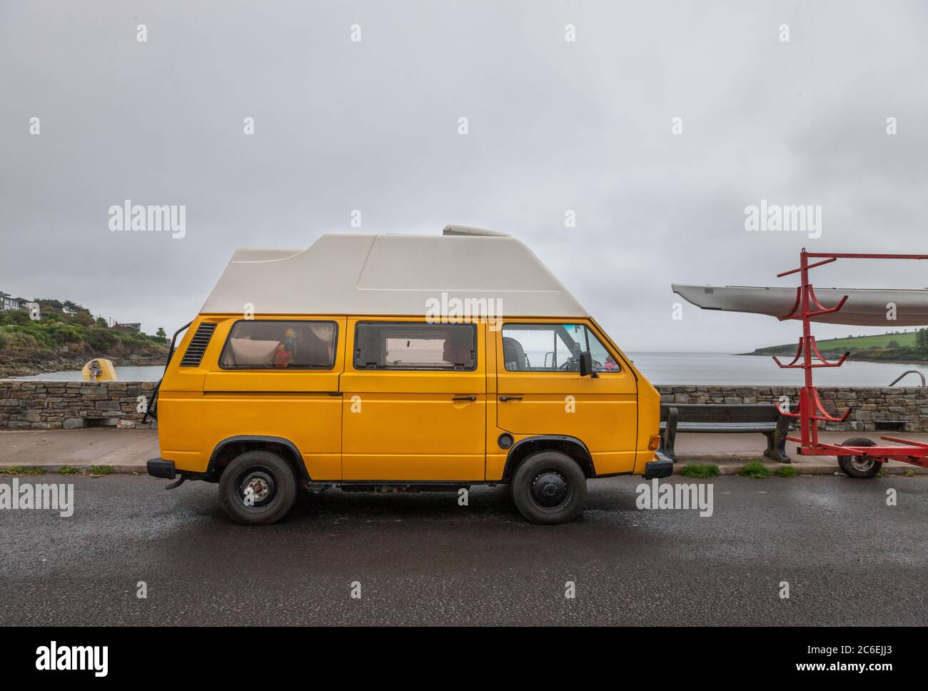 Fountaintown, Cork, Irlanda. 09 luglio 2020. Un campervan Volkswagen degli anni '70 parcheggiato sul lungomare di te in una giornata umida a Fountainstown, Co. Cork, Irlanda. - credito; David Creedon / Alamy Live News Foto Stock