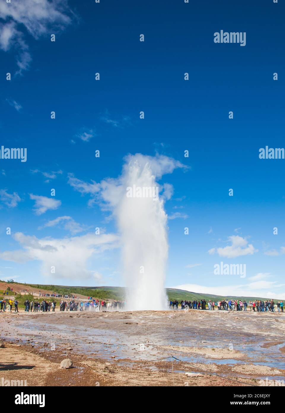 Stokkur, Islanda - 20 luglio 2015: Eruzione, Geysir Stokkur, posizione incredibile nel cerchio d'oro vicino a Reykjavik. Eruzione copiosa e frequente: A. Foto Stock