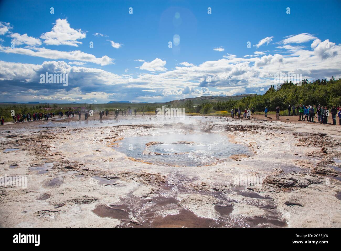 Stokkur, Islanda - 20 luglio 2015: Eruzione, Geysir Stokkur, posizione incredibile nel cerchio d'oro vicino a Reykjavik. Eruzione copiosa e frequente: A. Foto Stock
