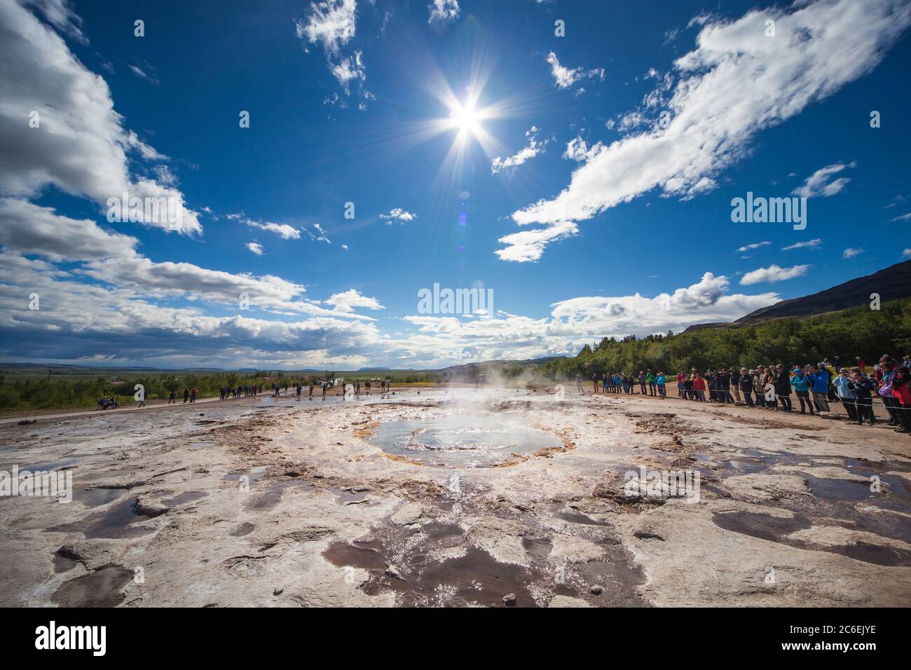 Stokkur, Islanda - 20 luglio 2015: Eruzione, Geysir Stokkur, posizione incredibile nel cerchio d'oro vicino a Reykjavik. Eruzione copiosa e frequente: A. Foto Stock