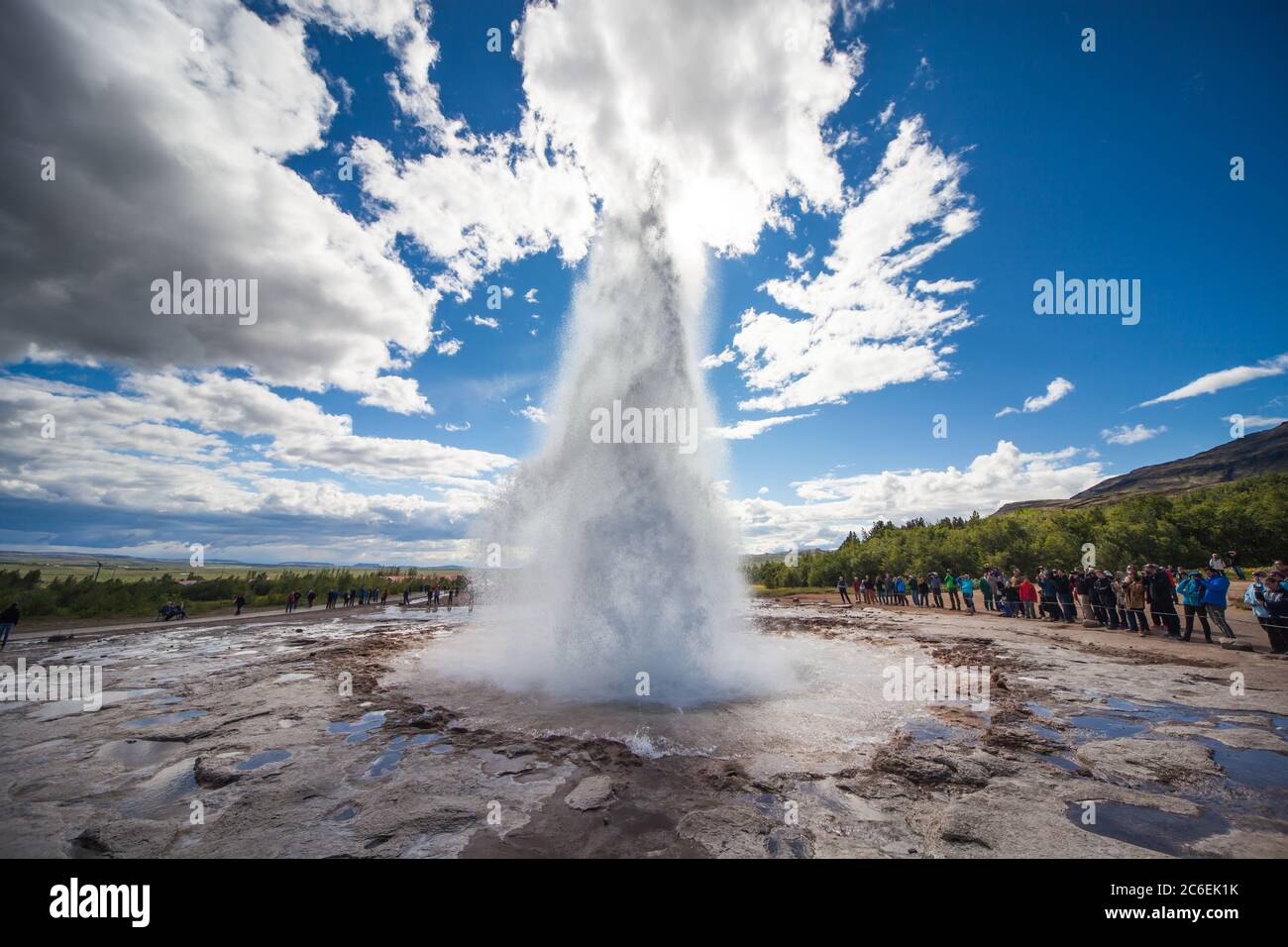 Stokkur, Islanda - 20 luglio 2015: Eruzione, Geysir Stokkur, posizione incredibile nel cerchio d'oro vicino a Reykjavik. Eruzione copiosa e frequente: A. Foto Stock