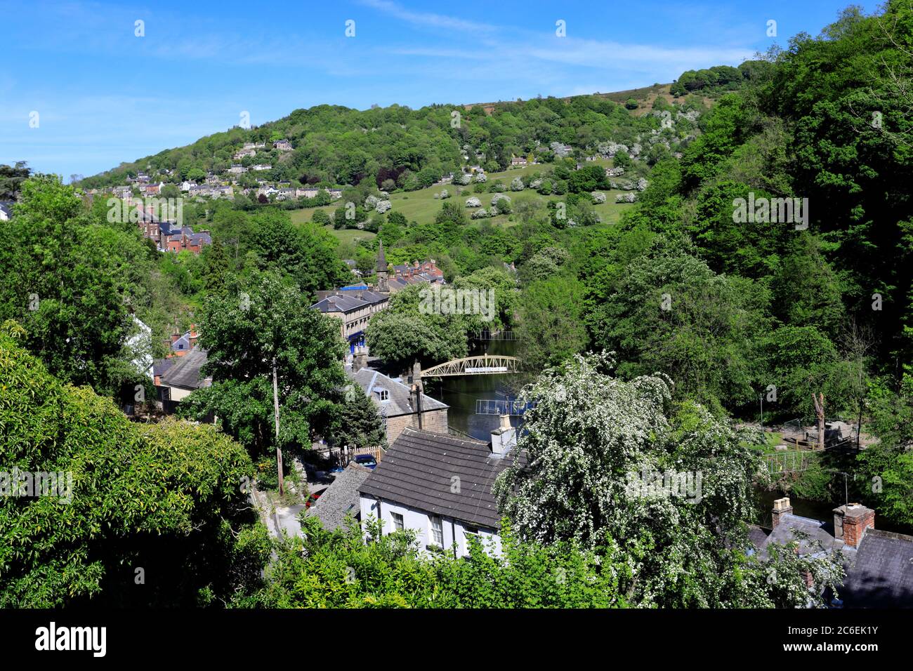 Vista di Matlock Bath sul fiume Derwent, Peak District National Park, Derbyshire Dales, Inghilterra, Regno Unito Foto Stock