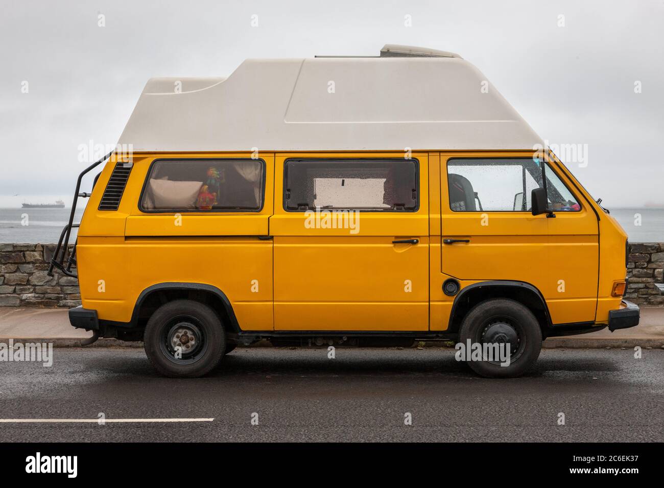 Fountaintown, Cork, Irlanda. 09 luglio 2020. Un campervan Volkswagen degli anni '70 parcheggiato sul lungomare di te in una giornata umida a Fountainstown, Co. Cork, Irlanda. - credito; David Creedon / Alamy Live News Foto Stock