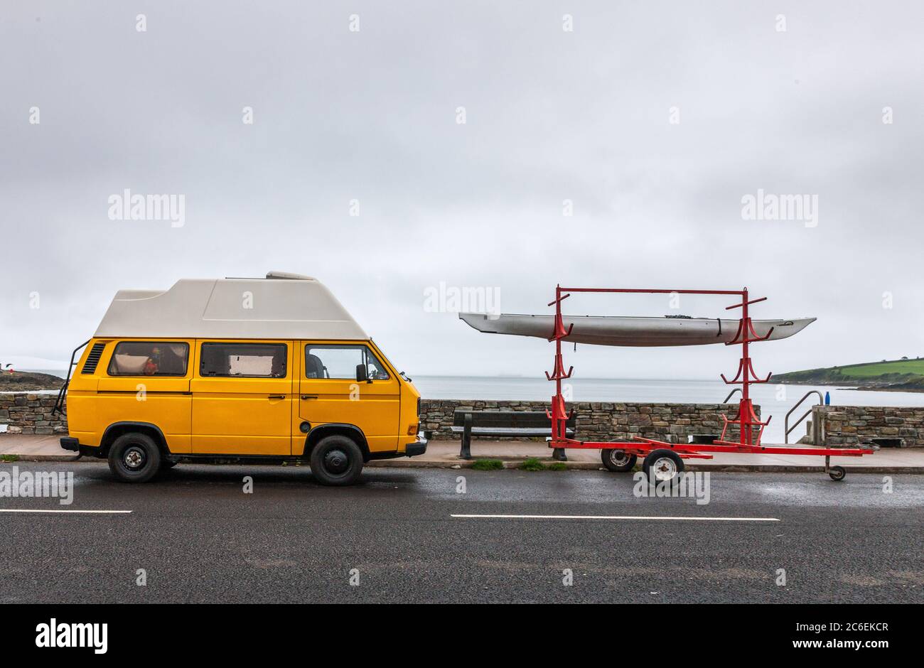 Fountaintown, Cork, Irlanda. 09 luglio 2020. Un campervan Volkswagen degli anni '70 parcheggiato sul lungomare di te in una giornata umida a Fountainstown, Co. Cork, Irlanda. - credito; David Creedon / Alamy Live News Foto Stock
