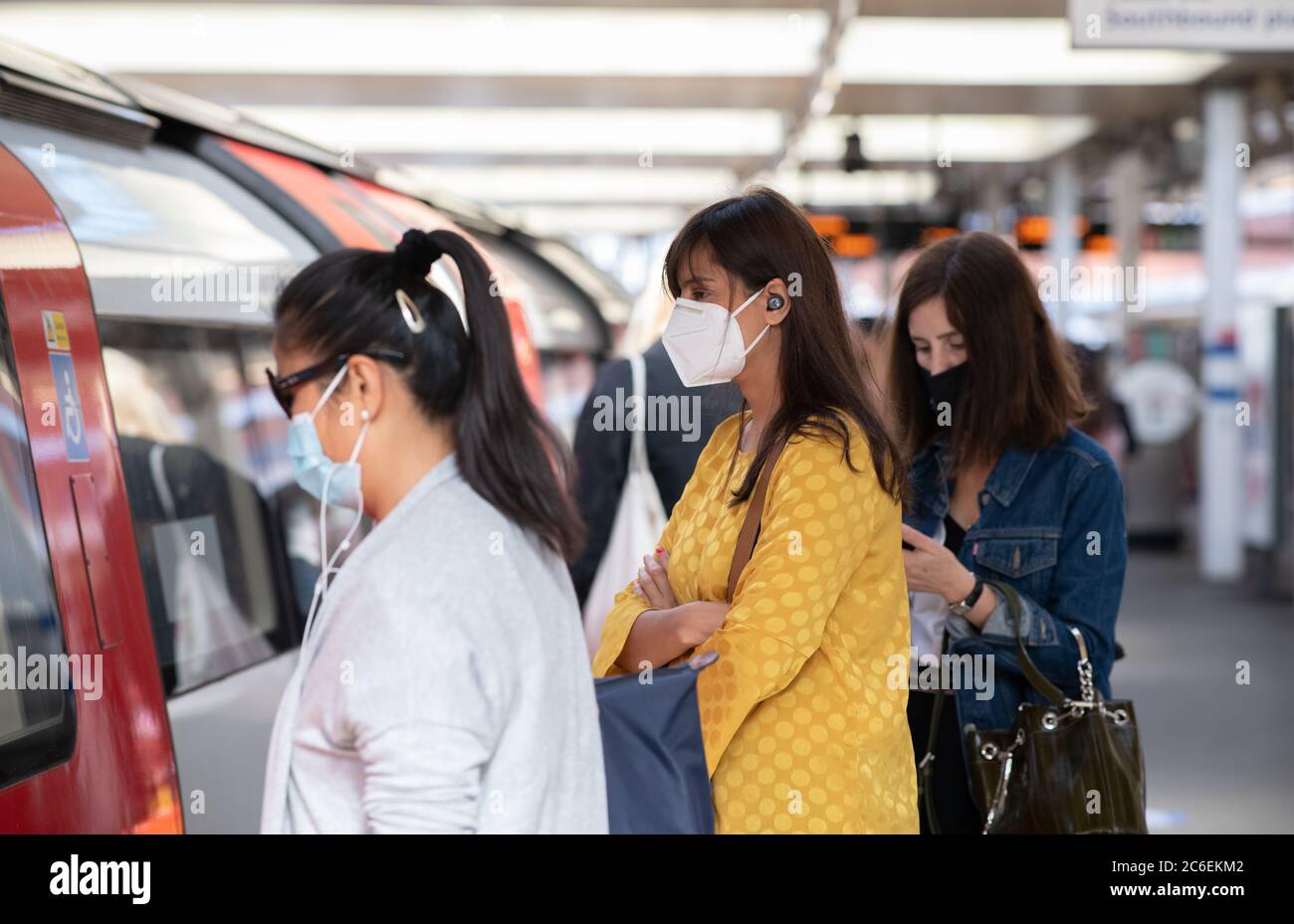 Pendolari che indossano maschere sulla metropolitana di Londra. Stazione di Finchley Road. 6 luglio 2020. Londra, Regno Unito. Foto Stock