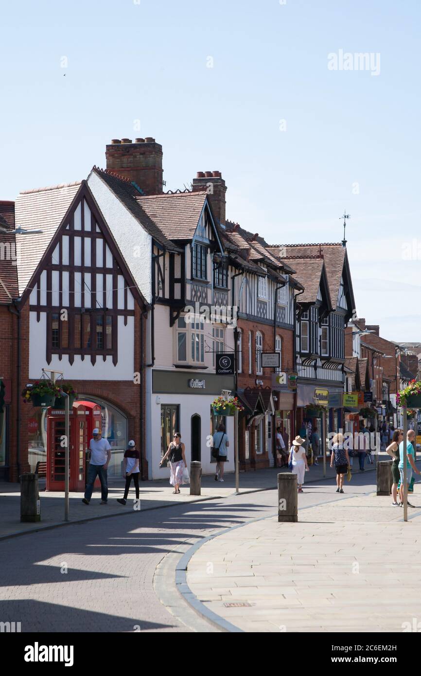 Henley Street in un giorno estivo a Stratford Upon Avon nel Warwickshire nel Regno Unito ha preso il 22 giugno 2020 Foto Stock