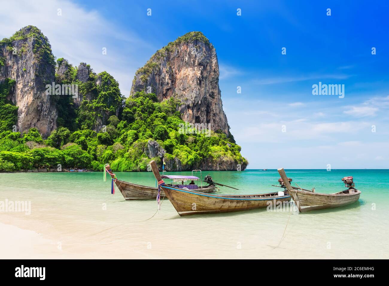 Tradizionale barca a coda lunga in legno tailandese e bella spiaggia di sabbia Railay nella provincia di Krabi. Ao Nang, Thailandia. Foto Stock