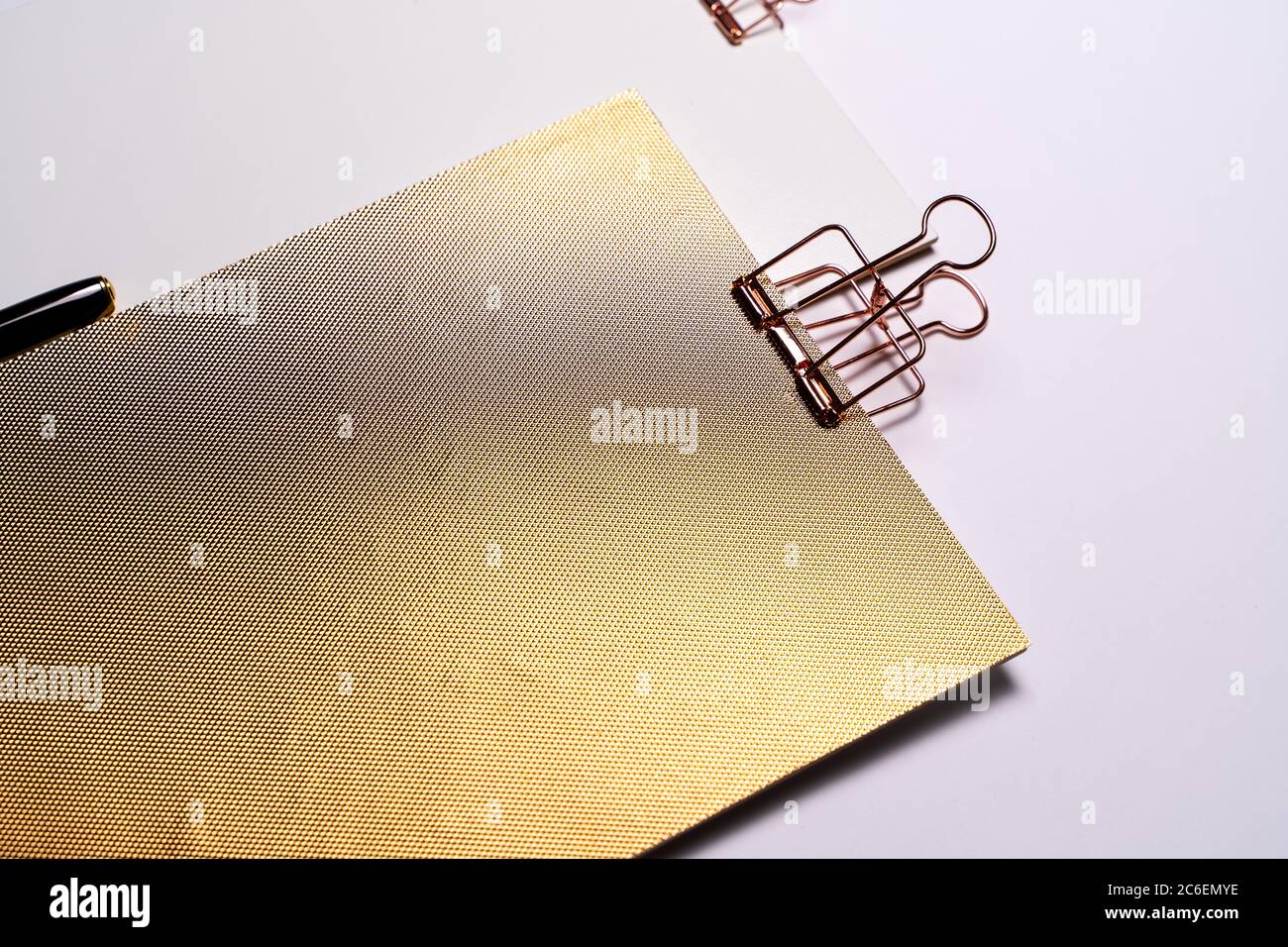 Due appunti dorati, mockup di cancelleria di marca e penna stilografica sulla scrivania sgombrata. Set di oggetti aziendali moderni, nessuno Foto Stock