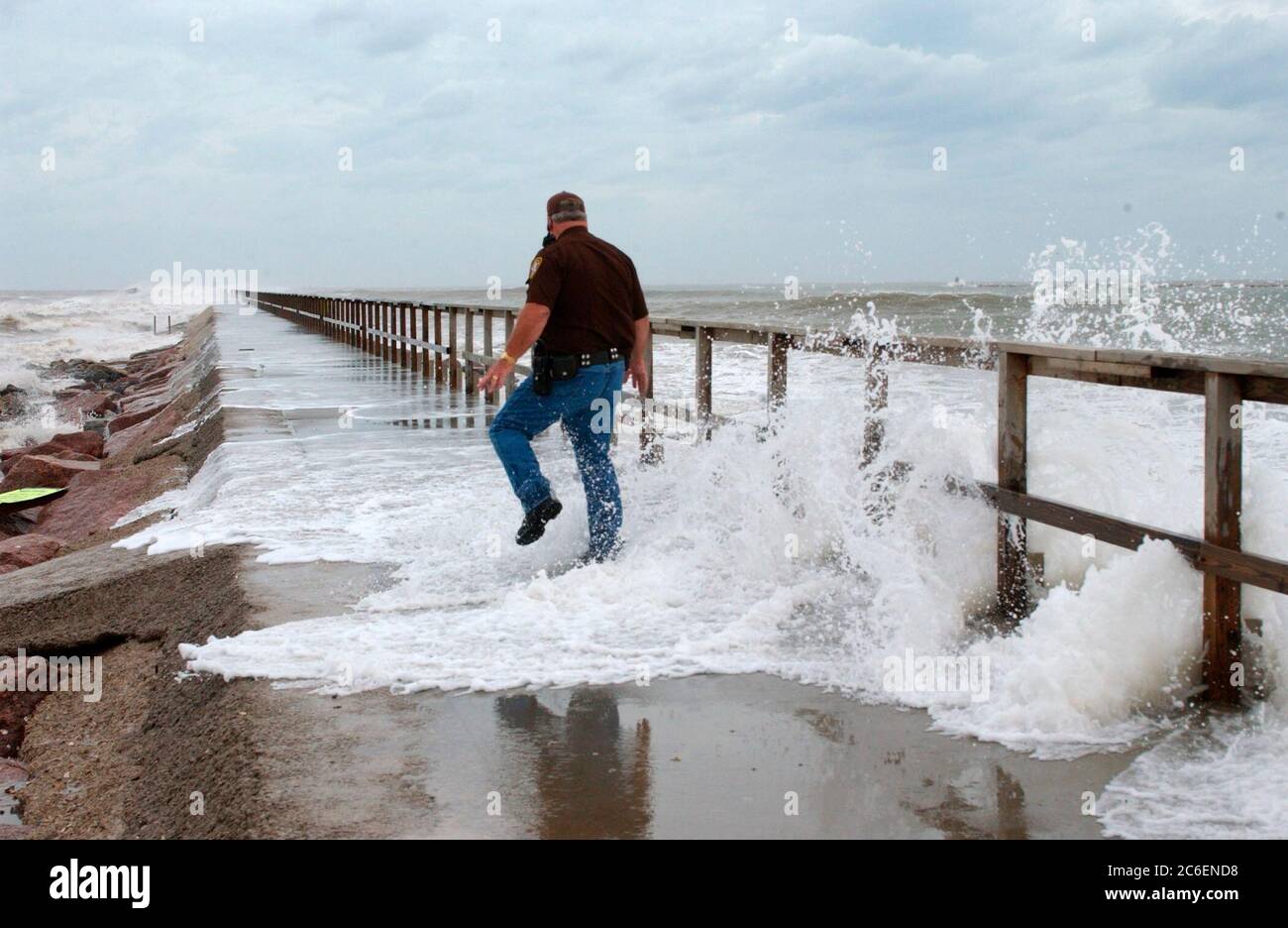 Surfside Beach, Texas USA, 23 settembre 2005: La tempesta dall'uragano Rita è la comunità balneare di Surfside Beach nella contea di Brazoria poco prima dello sbarco dell'uragano Rita. ©Bob Daemmrich Foto Stock