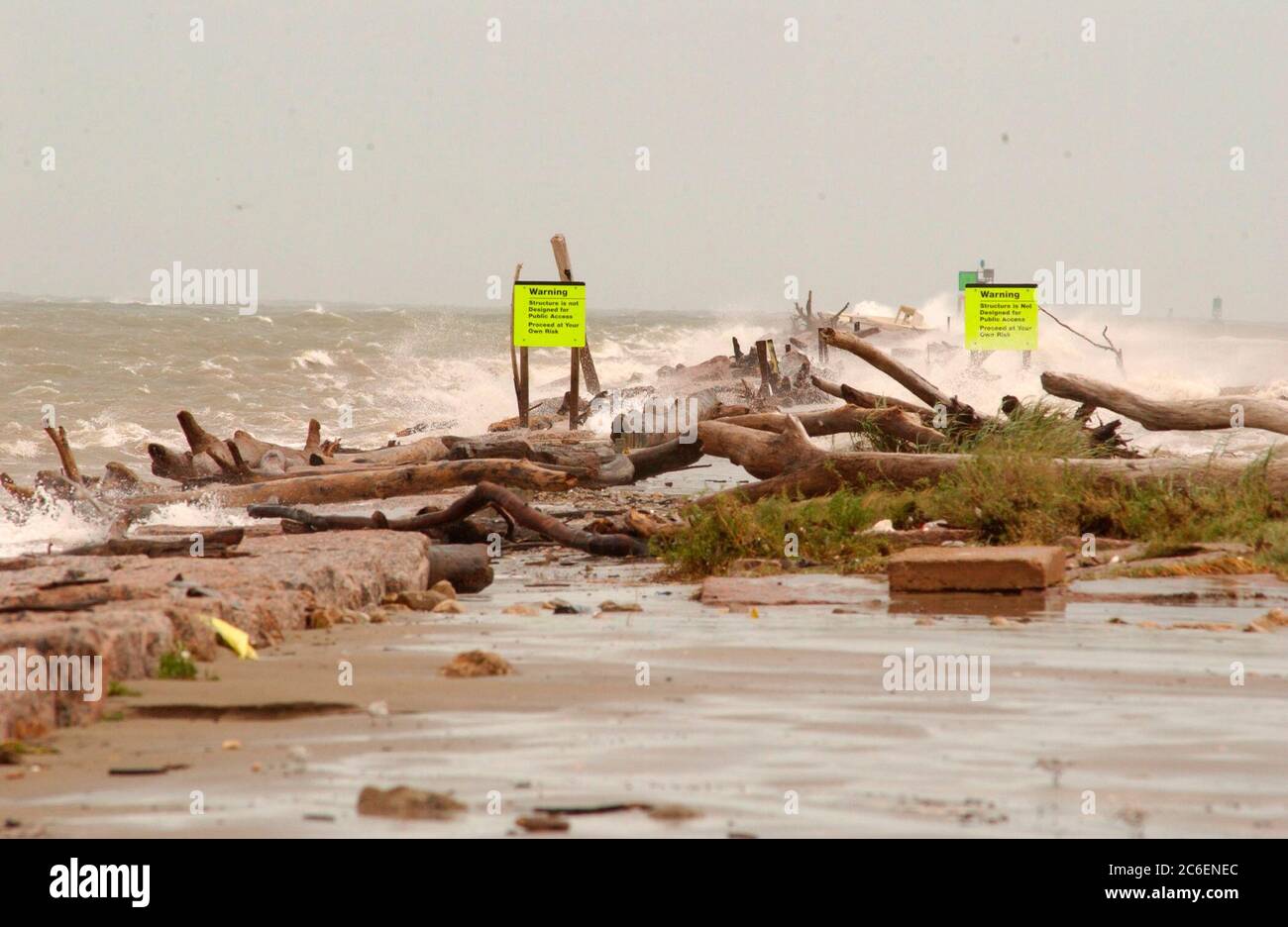 Surfside Beach, Texas USA, 23 settembre 2005: La tempesta dall'uragano Rita è la comunità balneare di Surfside Beach nella contea di Brazoria poco prima dello sbarco dell'uragano Rita. ©Bob Daemmrich Foto Stock