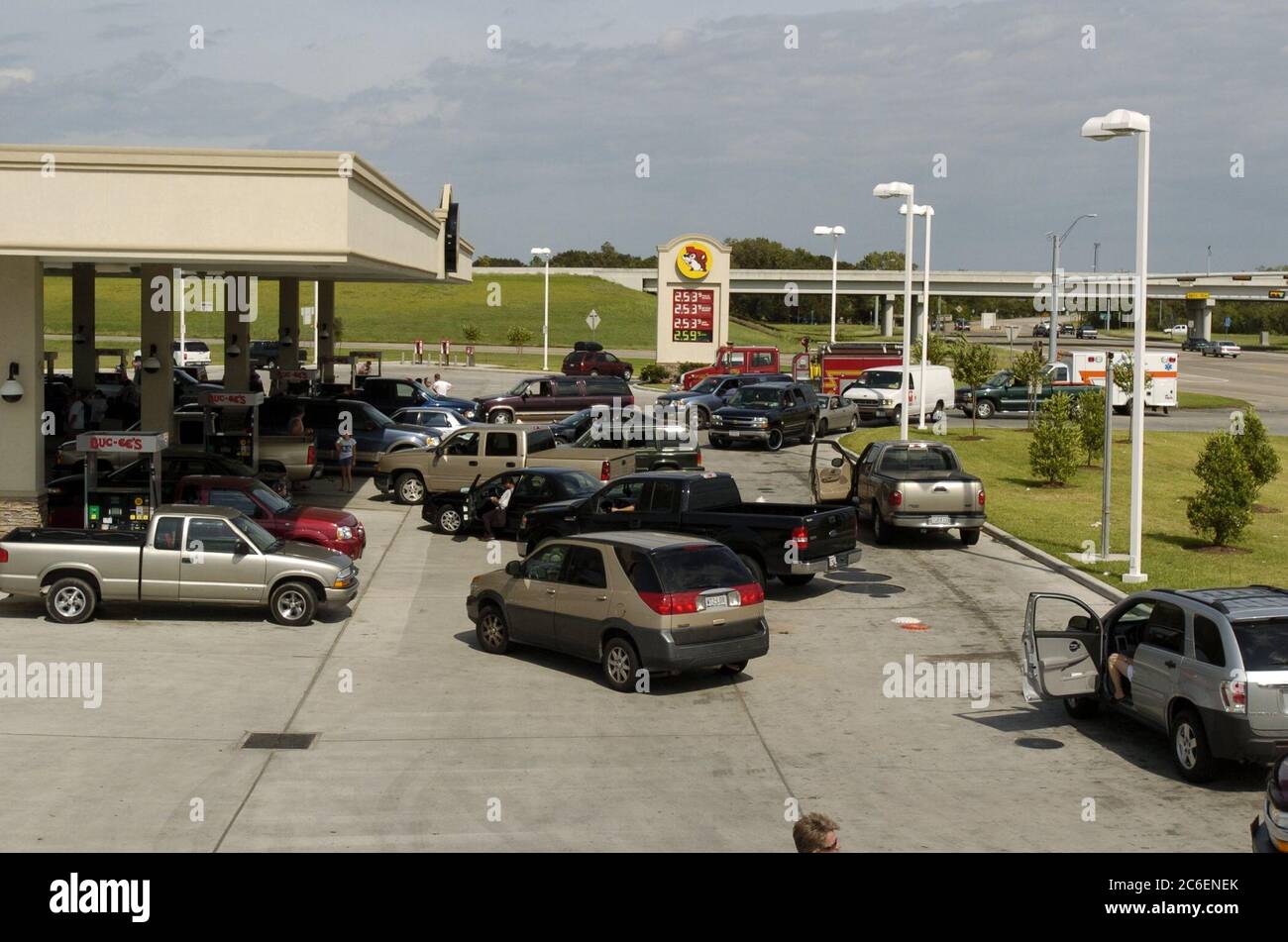 Angleton, Texas USA, 24 settembre 2005: Gli automobilisti attendono in lunghe code in un minimarket della contea di Brazoria per riempire i loro serbatoi di benzina mentre i residenti della costa del Golfo del Texas hanno iniziato a tornare alle loro case sabato pomeriggio ore dopo che l'uragano Rita ha fatto atterraggio e si è trasferito nell'entroterra . Una perdita accidentale della pompa ha ritardato l'apertura della stazione. ©Bob Daemmrich Foto Stock