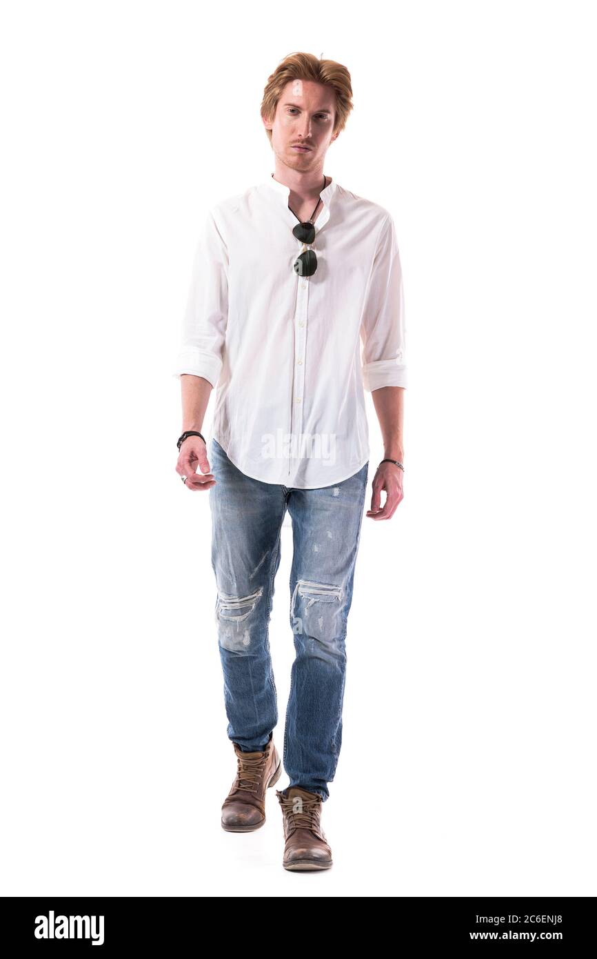 Uomo di zenzero macho cool in jeans e camicia bianca che cammina verso e  guardando la macchina fotografica. Lunghezza corpo intero isolata su sfondo  bianco Foto stock - Alamy