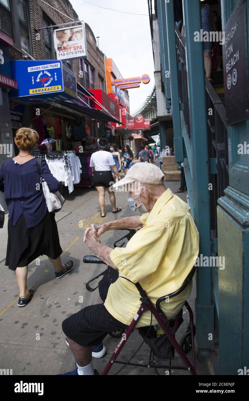 Vecchio uomo seduto su Brighton Beach Avenue a Brighton Beach, Brooklyn, New York. Foto Stock