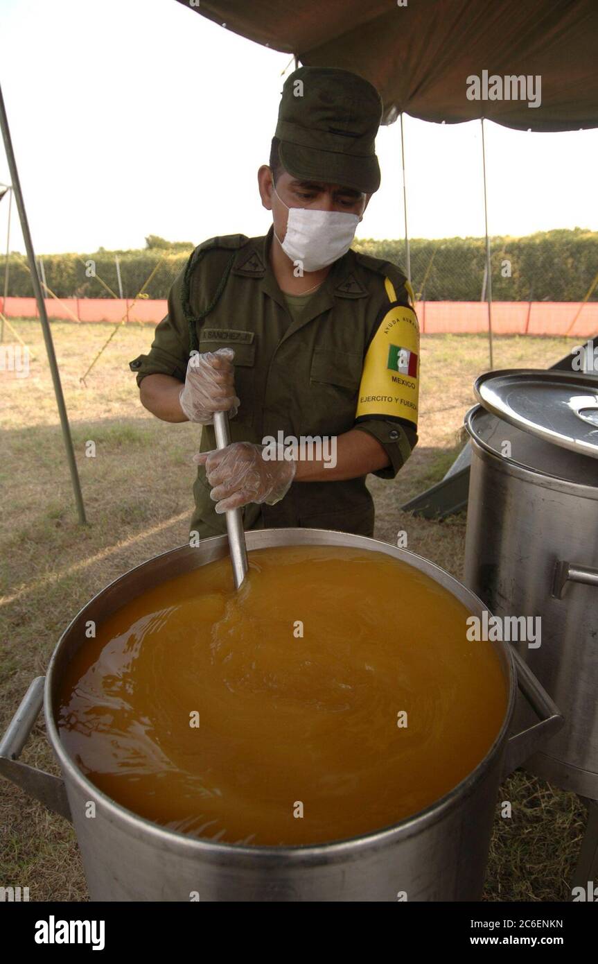 San Antonio, Texas, 9 settembre 2005: I membri dell'esercito messicano a KellyUSA aiutano a preparare i pasti per le migliaia di sfollati dell'uragano Katrina ospitati nell'ex base dell'aeronautica statunitense. ©Bob Daemmrich Foto Stock