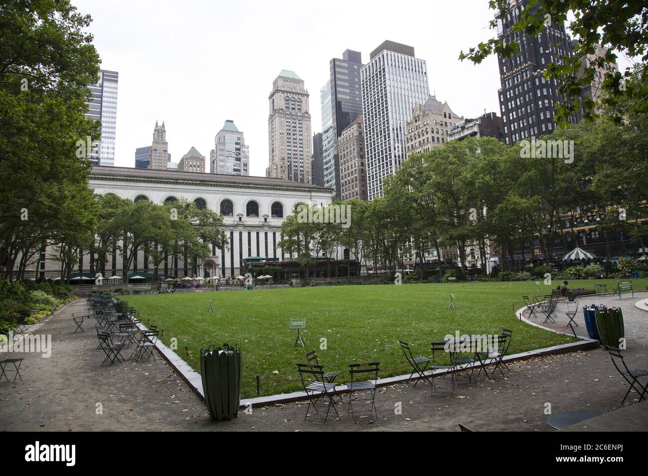 Un Bryant Park vuoto che è di solito pieno anno durante la pandemia di Covid-19 il 3 luglio 2020. Foto Stock