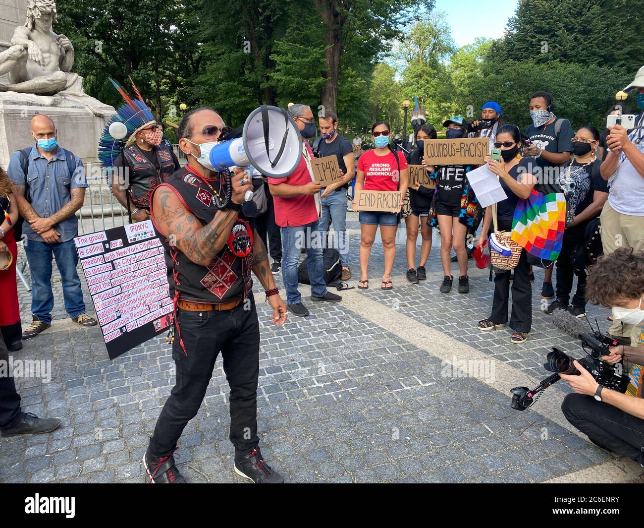 Raduno di popoli indigeni a Columbus Circle a Manhattan ammonendo New York e il governo federale a rimuovere le statue di Cristoforo Colombo, il primo invasore che ha commesso terribili atrocità contro i popoli nativi d'America. Foto Stock