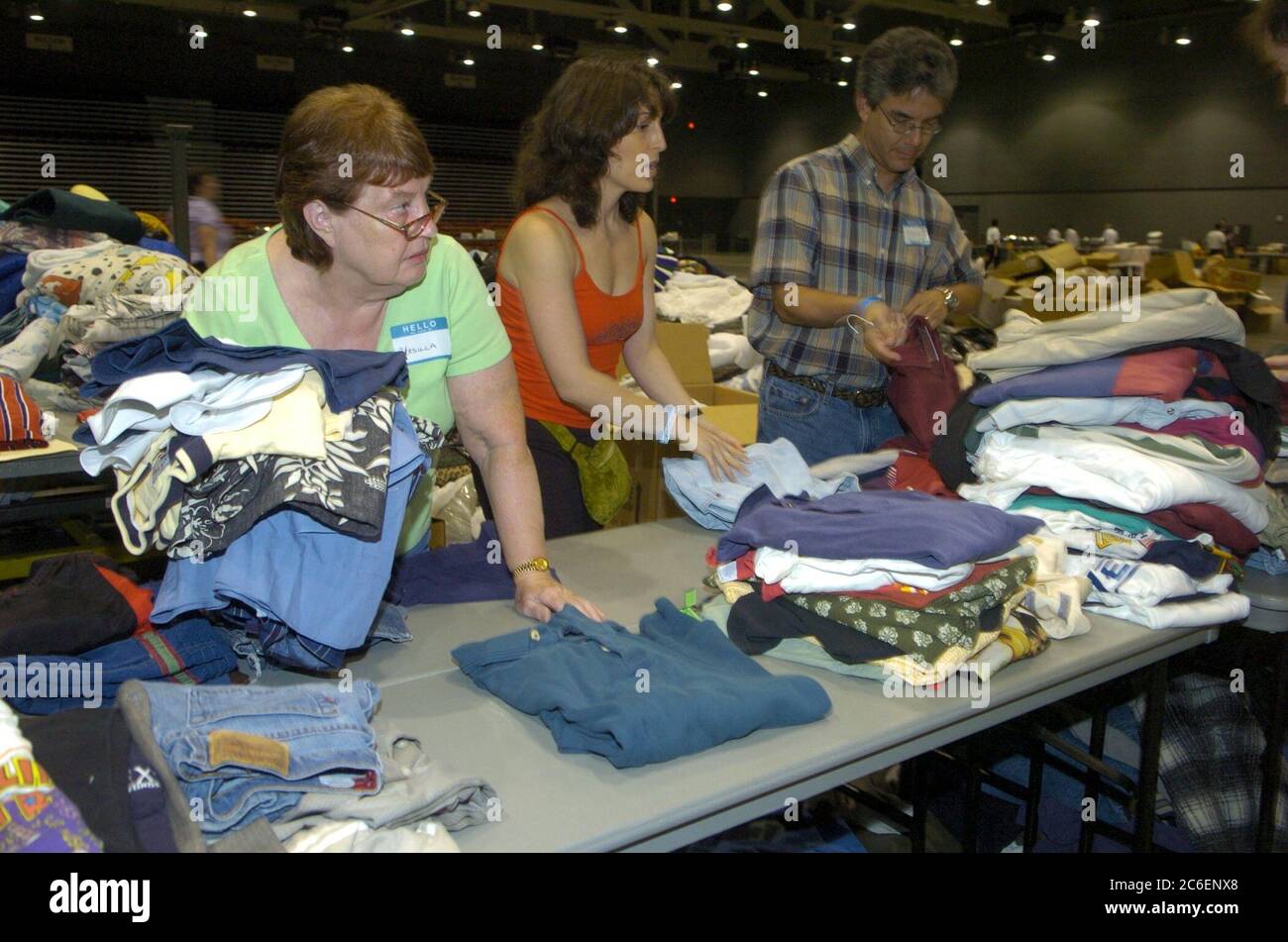 Austin, Texas 3 settembre 2005: I rifugiati provenienti dall'uragano Katrina continuano a riversarsi nei rifugi del Texas, incluso l'Austin Convention Center, che si aspetta più di 5,000 persone nei prossimi tre giorni. I volontari si ordinano attraverso pile di abiti donati per i rifugiati. ©Bob Daemmrich/ Foto Stock Austin, Texas 3 settembre 2005: I rifugiati provenienti dall'uragano Katrina continuano a riversarsi nei rifugi del Texas, incluso l'Austin Convention Center, che si aspetta più di 5,000 persone nei prossimi tre giorni. I volontari si ordinano attraverso pile di abiti donati per i rifugiati. ©Bob Daemmrich/ Foto Stock