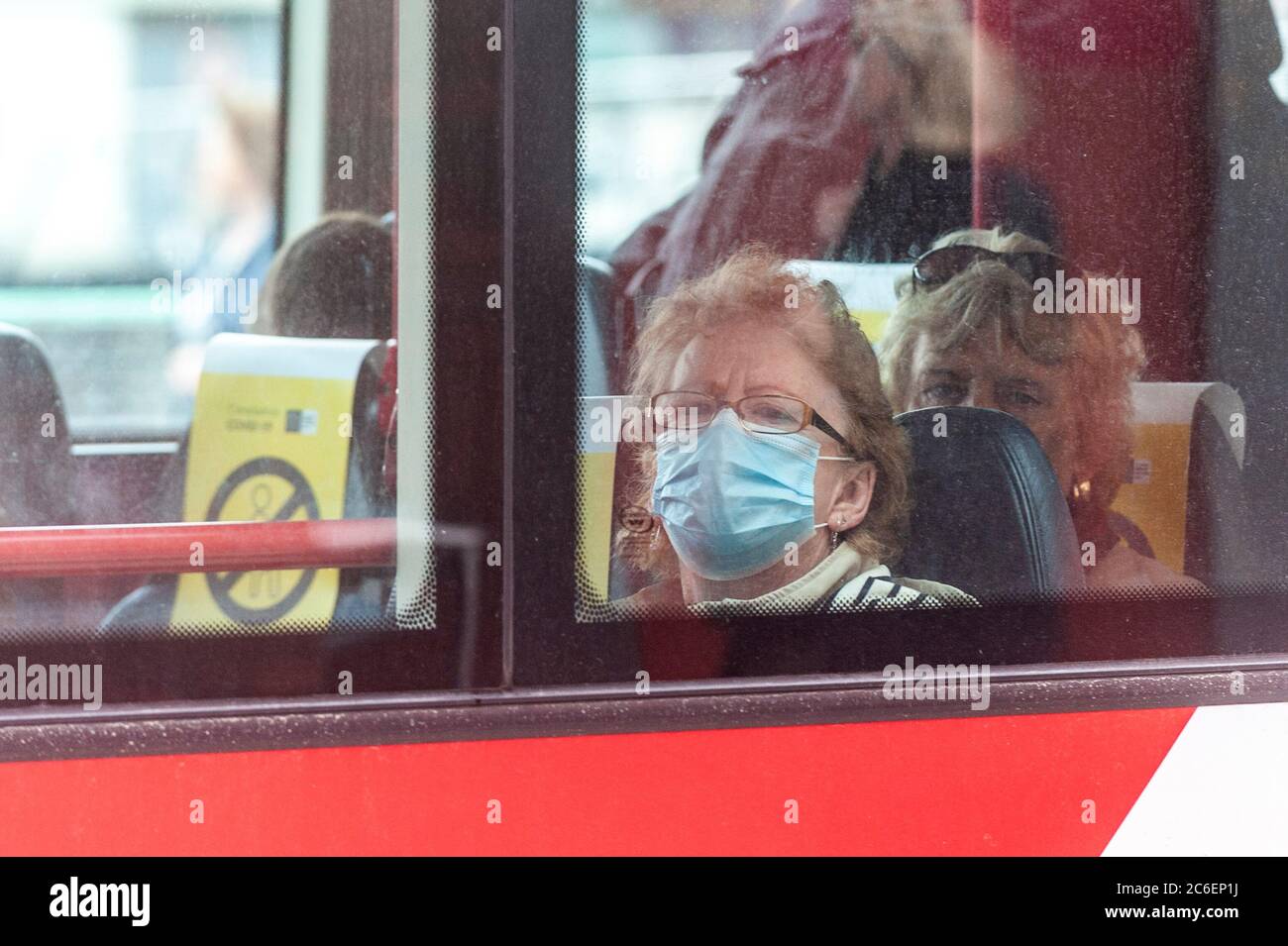 Cork, Irlanda. 9 luglio 2020. Una donna indossa una maschera facciale su un autobus Eireann nella città di Cork oggi. L'uso di maschere facciali sui mezzi di trasporto pubblico è diventato obbligatorio in Irlanda lunedì 29 giugno. Credit: Notizie dal vivo di AG/Alamy Foto Stock