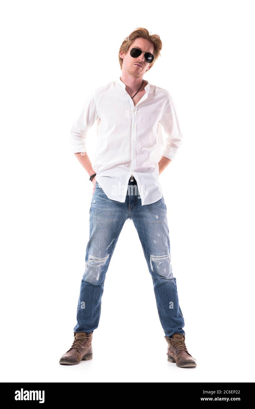 Modello di moda maschile sicuro in jeans e occhiali da sole in posa in  camicia bianca. Lunghezza corpo intero isolata su sfondo bianco Foto stock  - Alamy