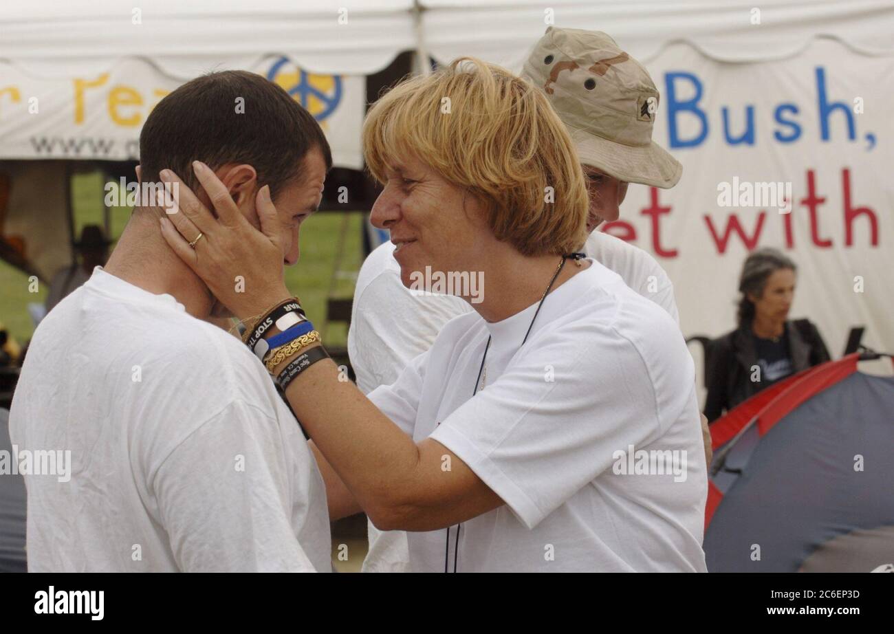 Crawford, Texas 29 agosto 2005: L'attivista anti-guerra Cindy Sheehan parla con un veterano di guerra iracheno prima di una conferenza stampa a Camp Casey II lunedì. ©Bob Daemmrich/ Foto Stock