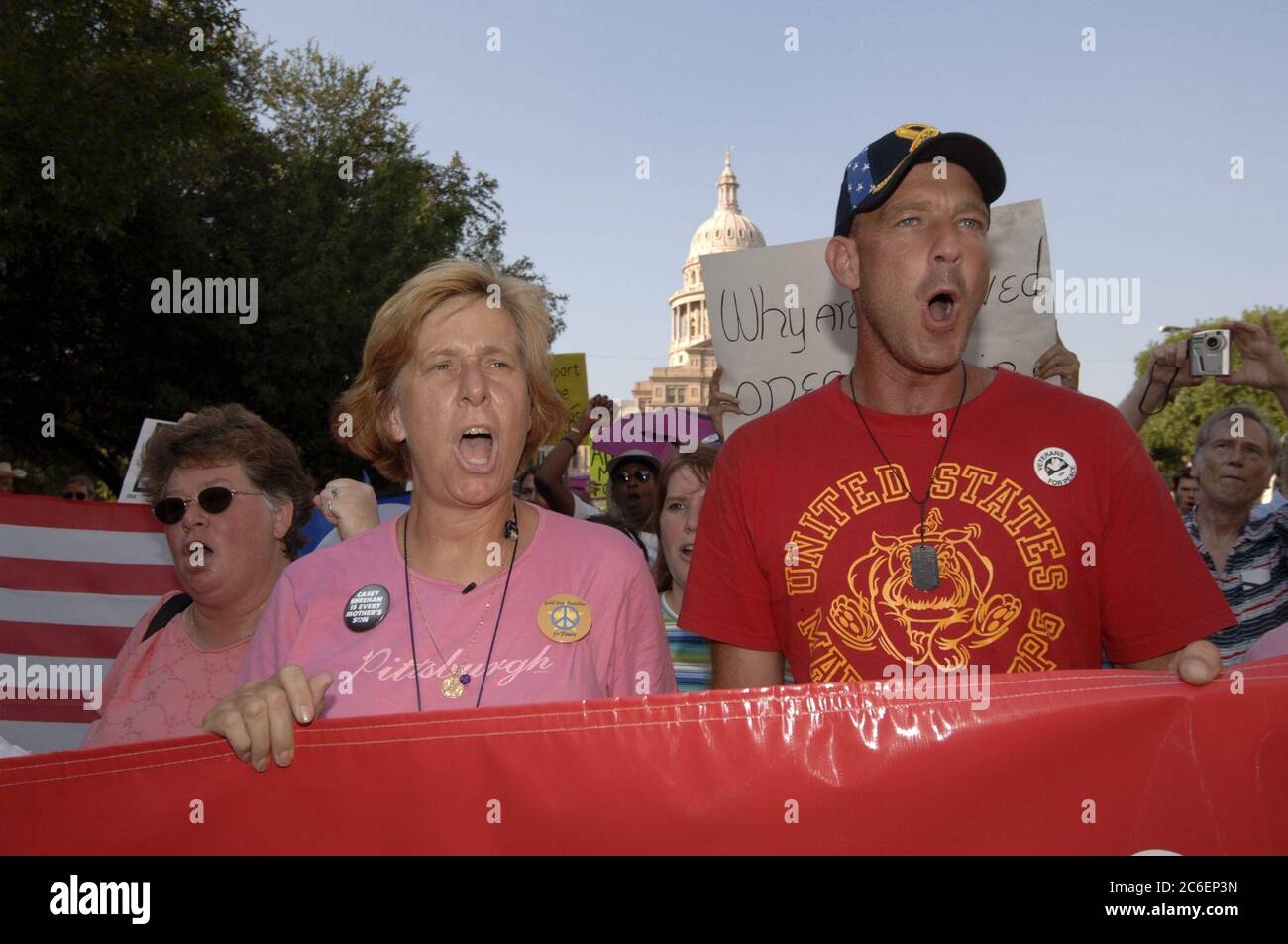 Austin, Texas USA, 31 agosto 2005: Cindy Sheehan, madre di un soldato ucciso nella guerra in Iraq, marcia lungo Congress Avenue dal Campidoglio del Texas nella prima tappa del suo viaggio in autobus da Crawford a Washington, D.C. circa 1.500 manifestanti si unirono alla protesta contro la guerra in Iraq. ©Bob Daemmrich Foto Stock