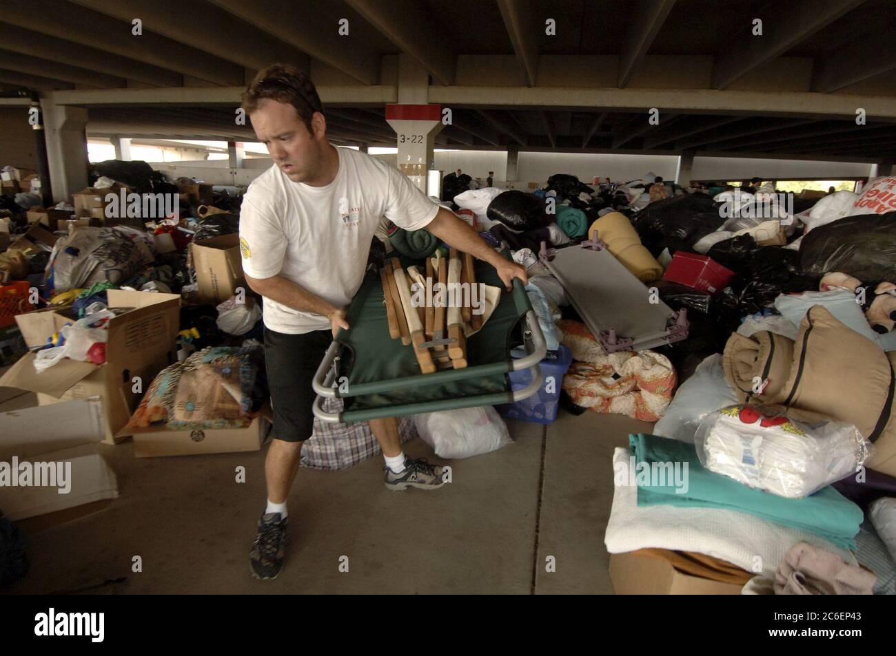 Austin, Texas USA, 6 settembre 2005: Karl Shaw di Austin aiuta a setacciare migliaia di sterline di donazioni in un parcheggio non utilizzato nella zona est di Austin. I texani centrali diedero quantità record di contanti e merci durante il fine settimana per aiutare gli oltre 200 000 evacuati della Louisiana nello stato. ©Bob Daemmrich Foto Stock Austin, Texas USA, 6 settembre 2005: Karl Shaw di Austin aiuta a setacciare migliaia di sterline di donazioni in un parcheggio non utilizzato nella zona est di Austin. I texani centrali diedero quantità record di contanti e merci durante il fine settimana per aiutare gli oltre 200 000 evacuati della Louisiana nello stato. ©Bob Daemmrich Foto Stock