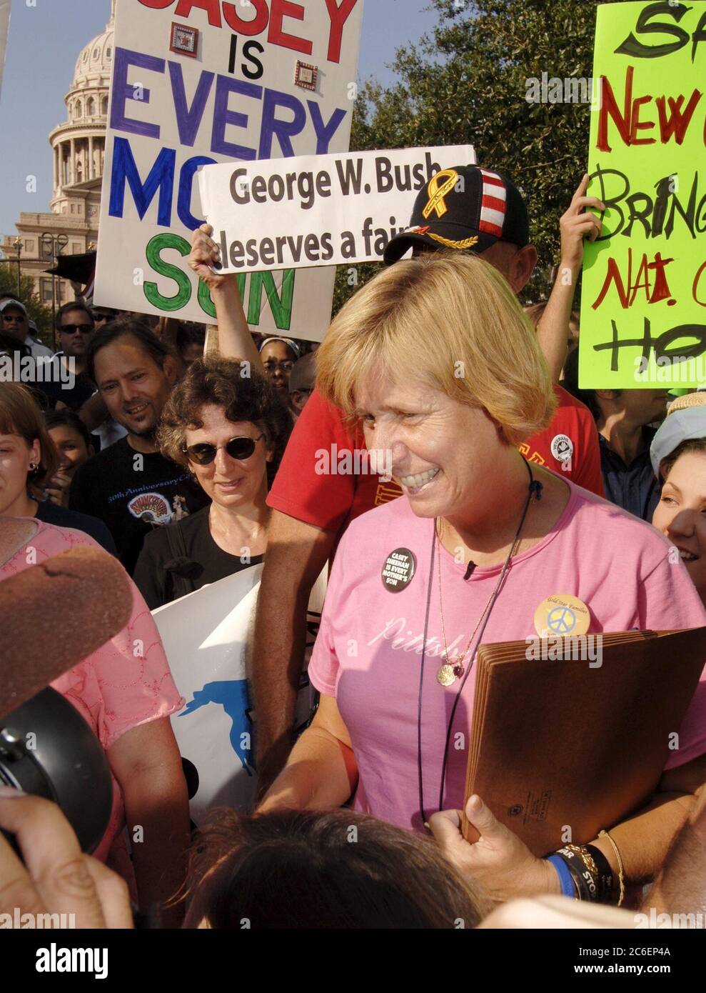 Austin, Texas USA, 31 agosto 2005: Cindy Sheehan, madre di un soldato ucciso nella guerra in Iraq, marcia lungo Congress Avenue dal Campidoglio del Texas nella prima tappa del suo viaggio in autobus da Crawford a Washington, D.C. circa 1.500 manifestanti si unirono alla protesta contro la guerra in Iraq. ©Bob Daemmrich Foto Stock