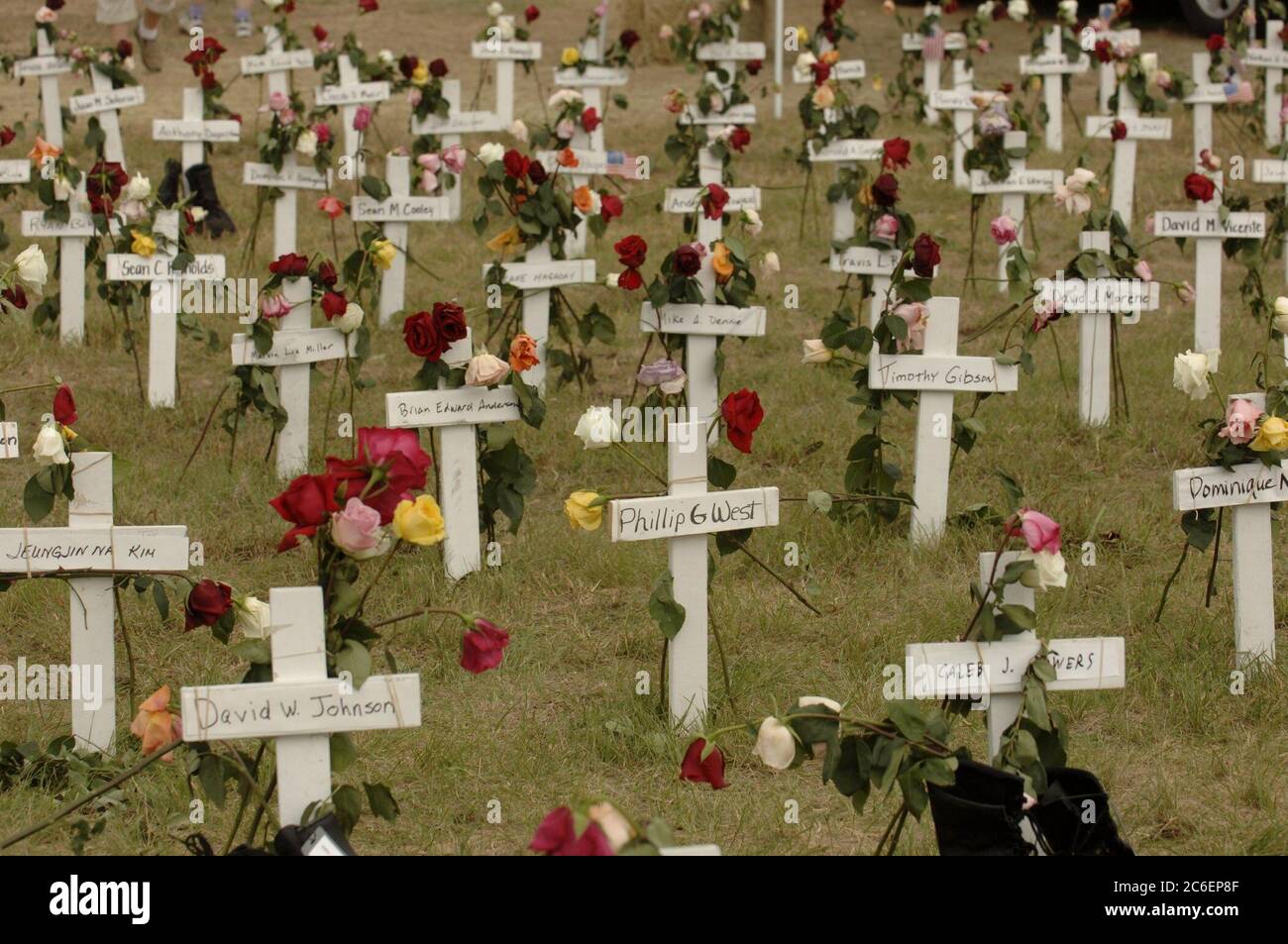 Crawford, Texas 28 agosto 2005: Croci e fiori collocati da attivisti anti-guerra a Camp Casey II vicino al ranch del presidente degli Stati Uniti George W. Bush Camp Casey Crawford ©Bob Daemmrich Foto Stock