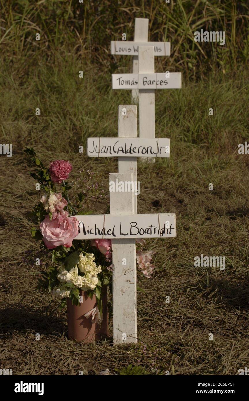 Crawford, Texas, 12 agosto 2005: Sito di protesta noto come "Camp Casey" dove circa 100 manifestanti contro la guerra in Iraq stanno tenendo una veglia durante la vacanza di agosto del presidente degli Stati Uniti Bush nel suo vicino ranch. Le croci rappresentano soldati uccisi in Iraq. ©Bob Daemmrich Foto Stock