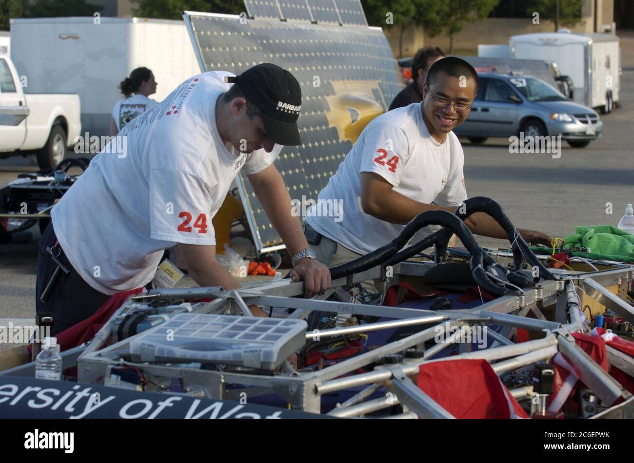 Weatherford, Texas 18 luglio 2005: Gli studenti della University of Waterloo (Ontario, Canada) lavorano sulla loro auto di squadra durante il secondo giorno di azione nella gara di auto solari North American Solar Challenge di 2.500 miglia da Austin, Texas, a Calgary, Alberta Canada. L'evento della durata di 10 giorni comprende 22 squadre universitarie e universitarie provenienti da Stati Uniti e Canada. ©Bob Daemmrich Foto Stock