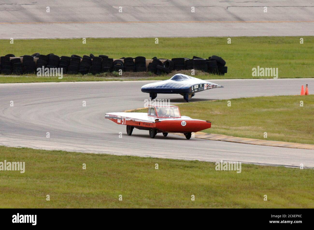 College Station, Texas USA, 15 luglio 2005: I veicoli guidano su un circuito durante le gare di qualificazione per auto solari sperimentali costruite da squadre universitarie che si preparano per il North American Solar Challenge, una gara di auto solari di 2.500 km da Austin, Texas, a Calgary, Alberta Canada. L'evento della durata di 10 giorni comprende 22 squadre universitarie e universitarie provenienti da Stati Uniti e Canada. ©Bob Daemmrich Foto Stock