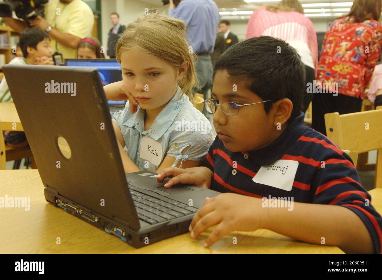 Austin, Texas USA, 19 aprile 2005: I bambini di seconda elementare guardano il programma di sicurezza Internet per bambini sui computer portatili della biblioteca scolastica durante l'evento di avvio per il "Cyber-Guardian for the Internet Age: Faux Paw the Techno Cat." ©Bob Daemmrich Foto Stock