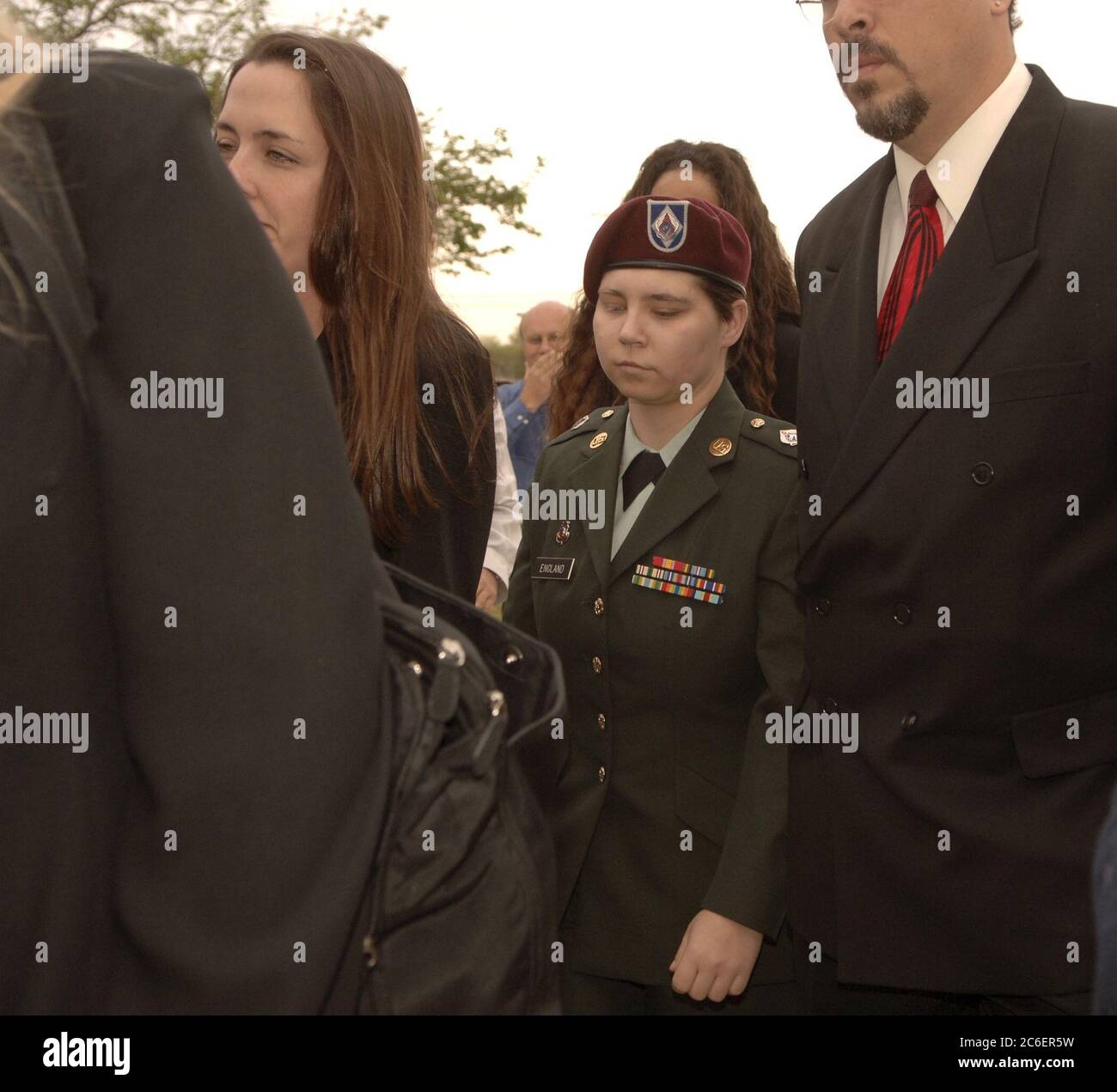 Fort Hood, Texas USA, 2 maggio 2005: PFC Lynndie R. England arriva al tribunale militare presso la postazione dell'esercito di Fort Hood con i suoi avvocati per il primo giorno del suo processo nello scandalo della prigione di Abu Ghraib in Iraq. ©Bob Daemmrich Foto Stock