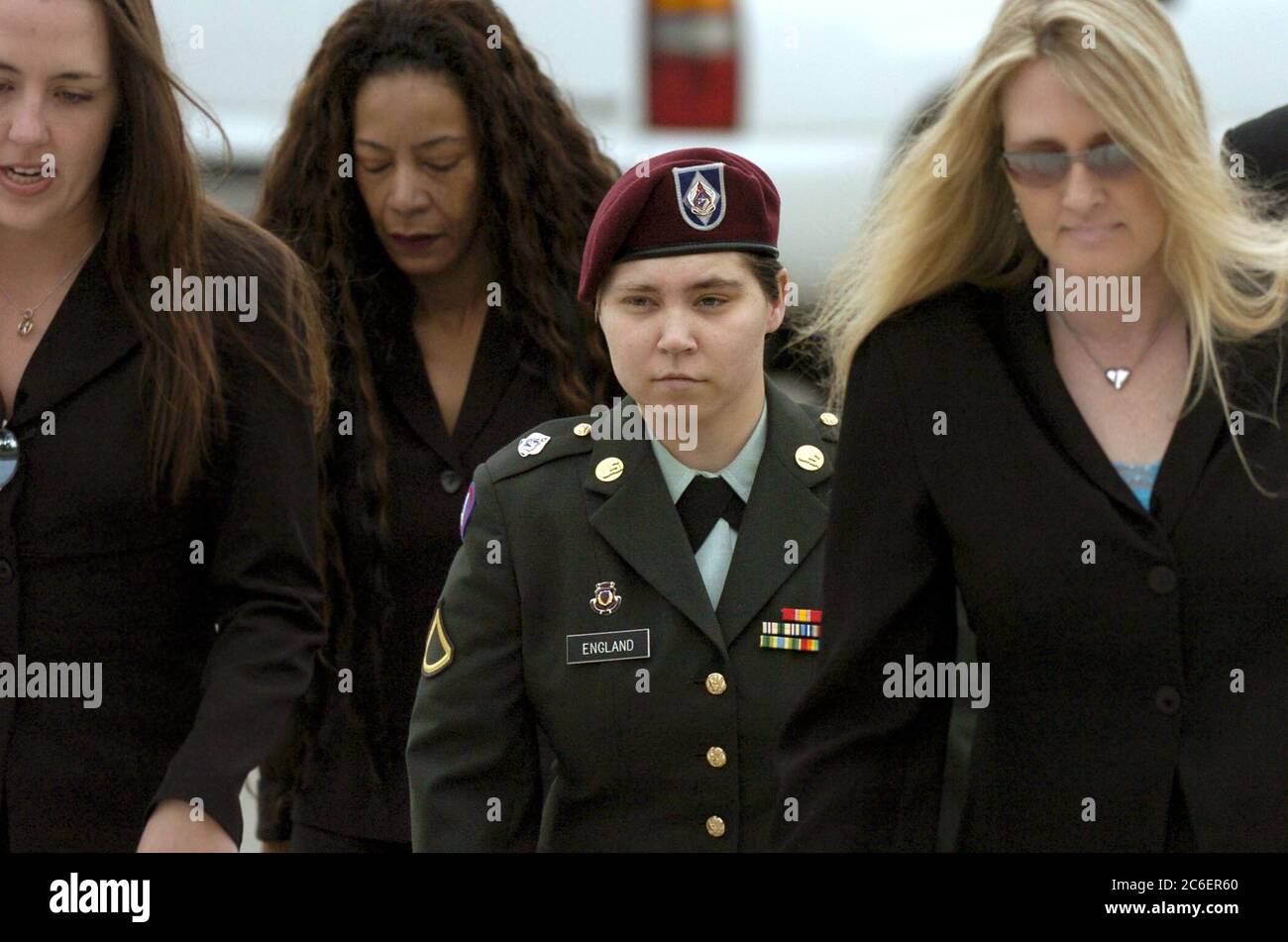Fort Hood, Texas USA, 2 maggio 2005: PFC Lynndie R. England arriva al tribunale militare presso la postazione dell'esercito di Fort Hood con i suoi avvocati per il primo giorno del suo processo nello scandalo della prigione di Abu Ghraib in Iraq. ©Bob Daemmrich Foto Stock