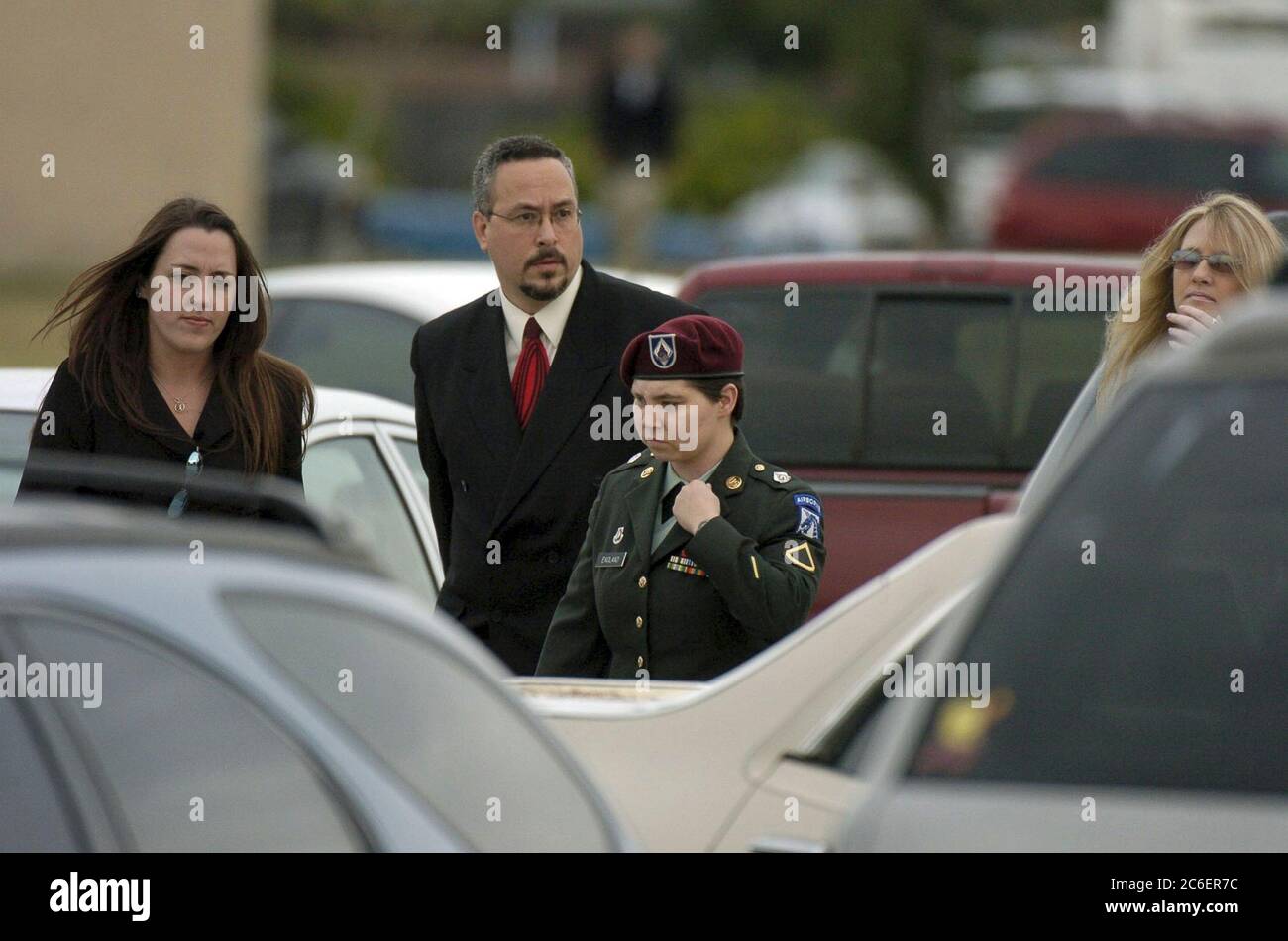 Fort Hood, Texas USA, 2 maggio 2005: PFC Lynndie R. England arriva al tribunale militare presso la postazione dell'esercito di Fort Hood con i suoi avvocati per il primo giorno del suo processo nello scandalo della prigione di Abu Ghraib in Iraq. ©Bob Daemmrich Foto Stock