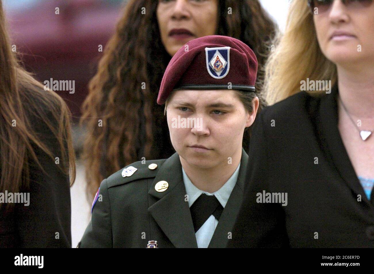 Fort Hood, Texas USA, 2 maggio 2005: PFC Lynndie R. England arriva al tribunale militare presso la postazione dell'esercito di Fort Hood con i suoi avvocati per il primo giorno del suo processo nello scandalo della prigione di Abu Ghraib in Iraq. ©Bob Daemmrich Foto Stock