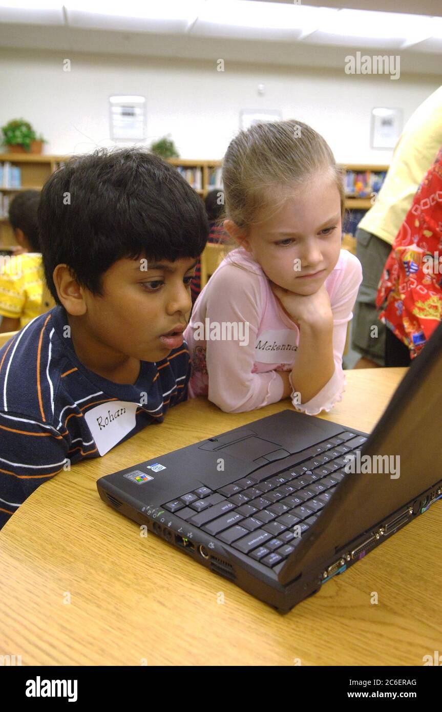Austin, Texas USA, 19 aprile 2005: I bambini di seconda elementare guardano il programma di sicurezza Internet per bambini sui computer portatili della biblioteca scolastica durante l'evento di avvio per il "Cyber-Guardian for the Internet Age: Faux Paw the Techno Cat." ©Bob Daemmrich Foto Stock